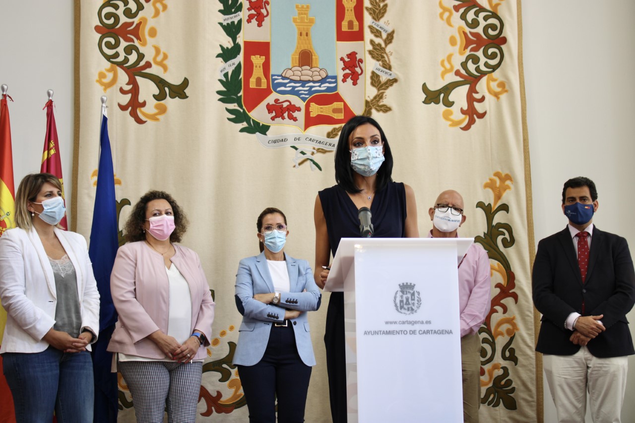 Los consejeros  Valle Miguélez y José Ramón Díez de Revenga, durante la presentación del proyecto de desbloqueo de la >ZAL de Cartagena