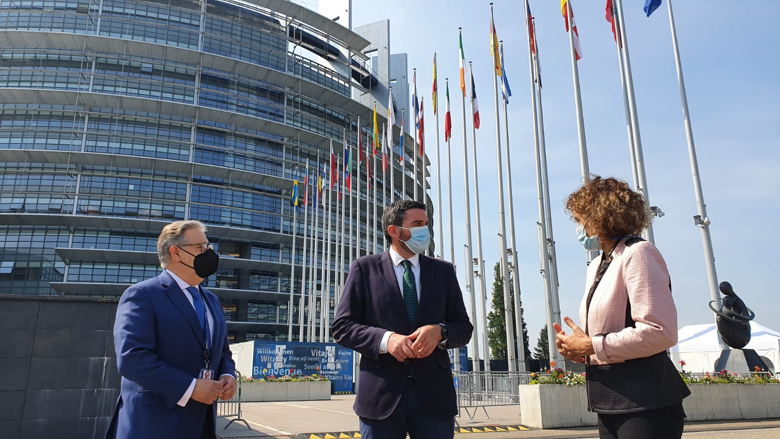 El consejero Antonio Luengo, junto a los eurodiputados Dolors Montserrat y Juan Ignacio Zoido, miembros de las comisiones de Medio Ambiente, Salud Pública y Seguridad Alimentaria, y de Agricultura y Desarrollo Rural del Parlamento Europeo