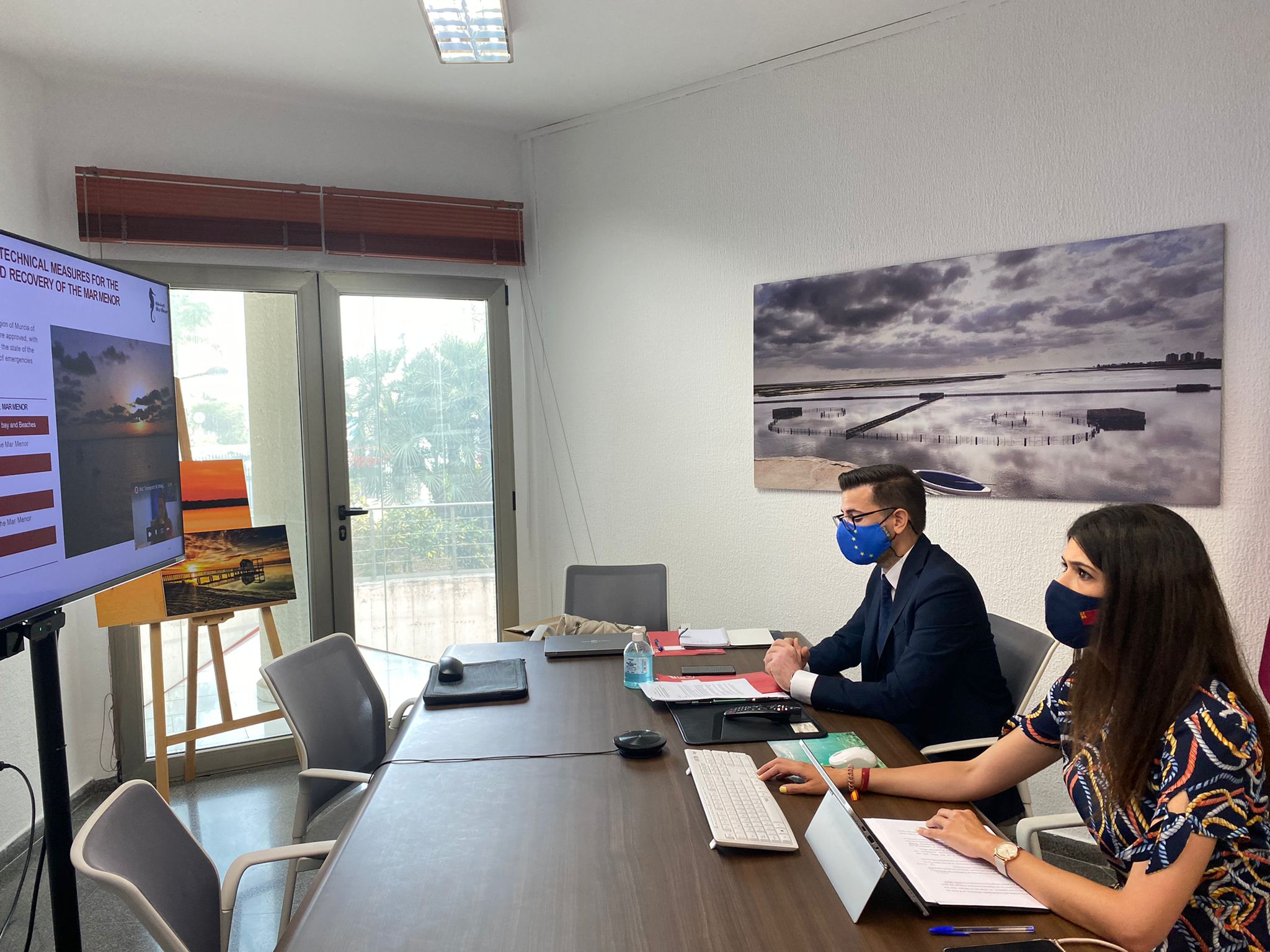 Los directores generales Adrián Zitelli y Miriam Pérez, durante la reunión de la Comisión Intermediterránea, para la recuperación de lagunas