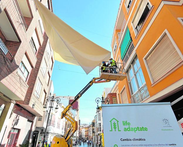 Imagen de los trabajos realizados en Lorca, cubriendo calles con toldo para combatir el cambio climático.