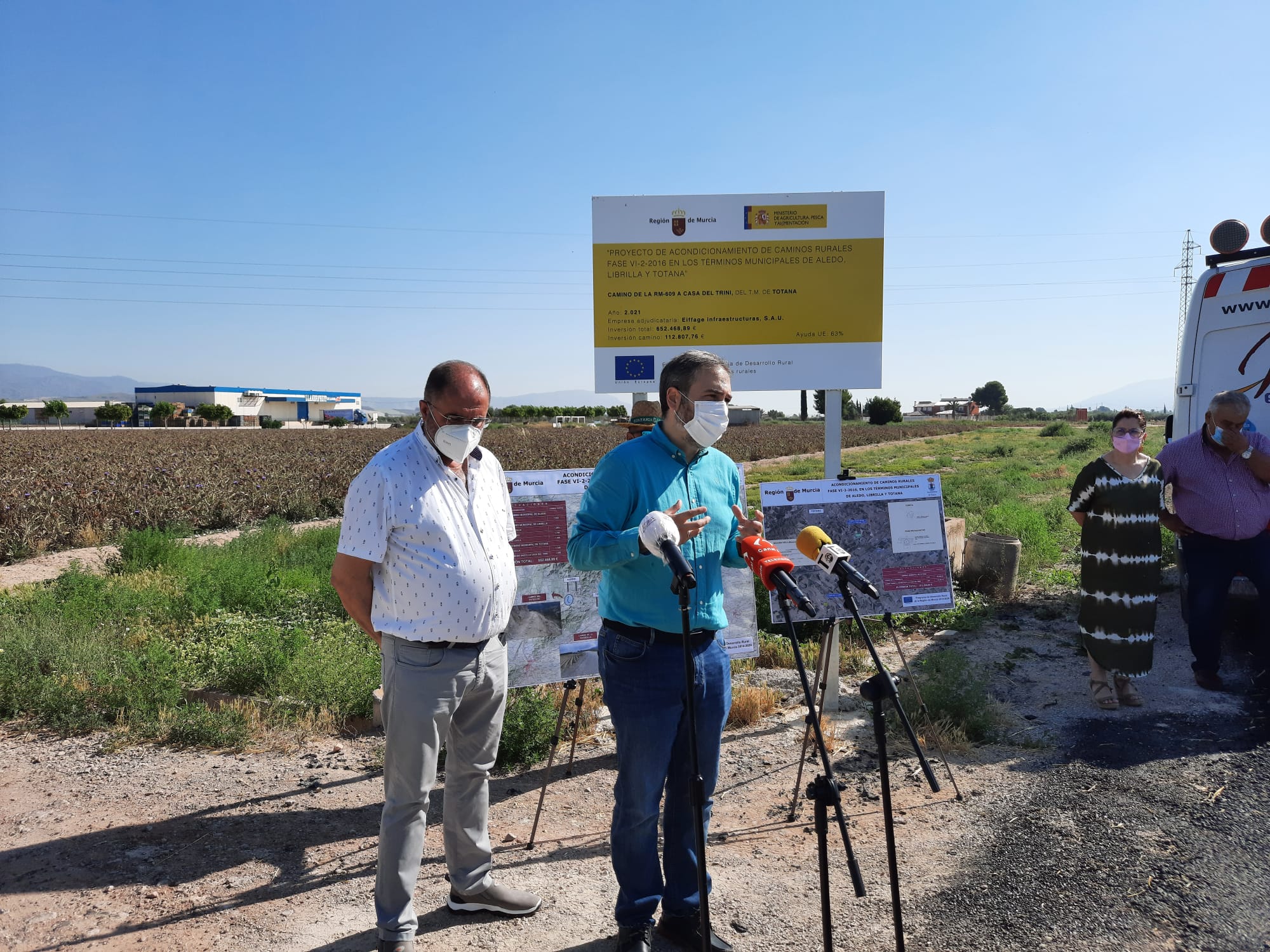 El director general del Agua, Sebastián Delgado, durante su visita a las obras de reparación de caminos rurales en el municipio de Totana