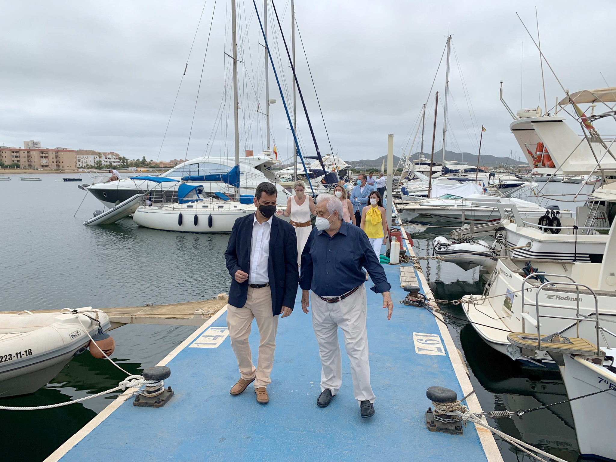 El consejero de Fomento e Infraestructuras, José Ramón Díez de Revenga, visita el puerto deportivo de La Isleta tras la presentación de la licitación de la concesión para los próximos 20 años