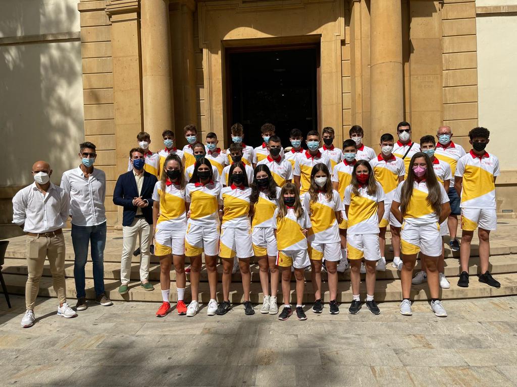 Equipo de ciclismo en ruta y yincana, junto al director general de Deportes y técnicos