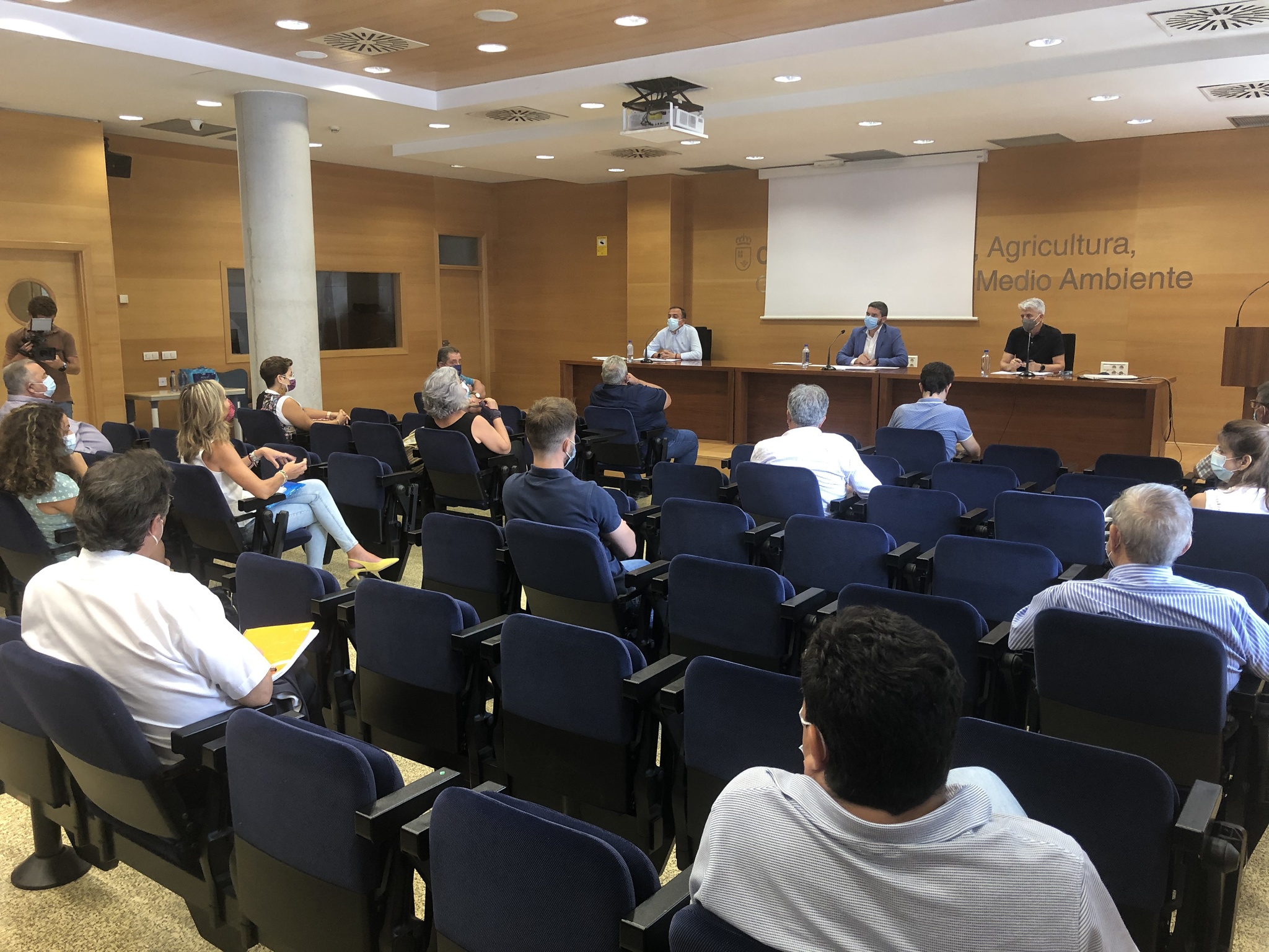 El consejero Antonio Luengo, durante la reunión celebrada hoy en la Consejería de Agua, Agricultura, Ganadería, Pesca y Medio Ambiente