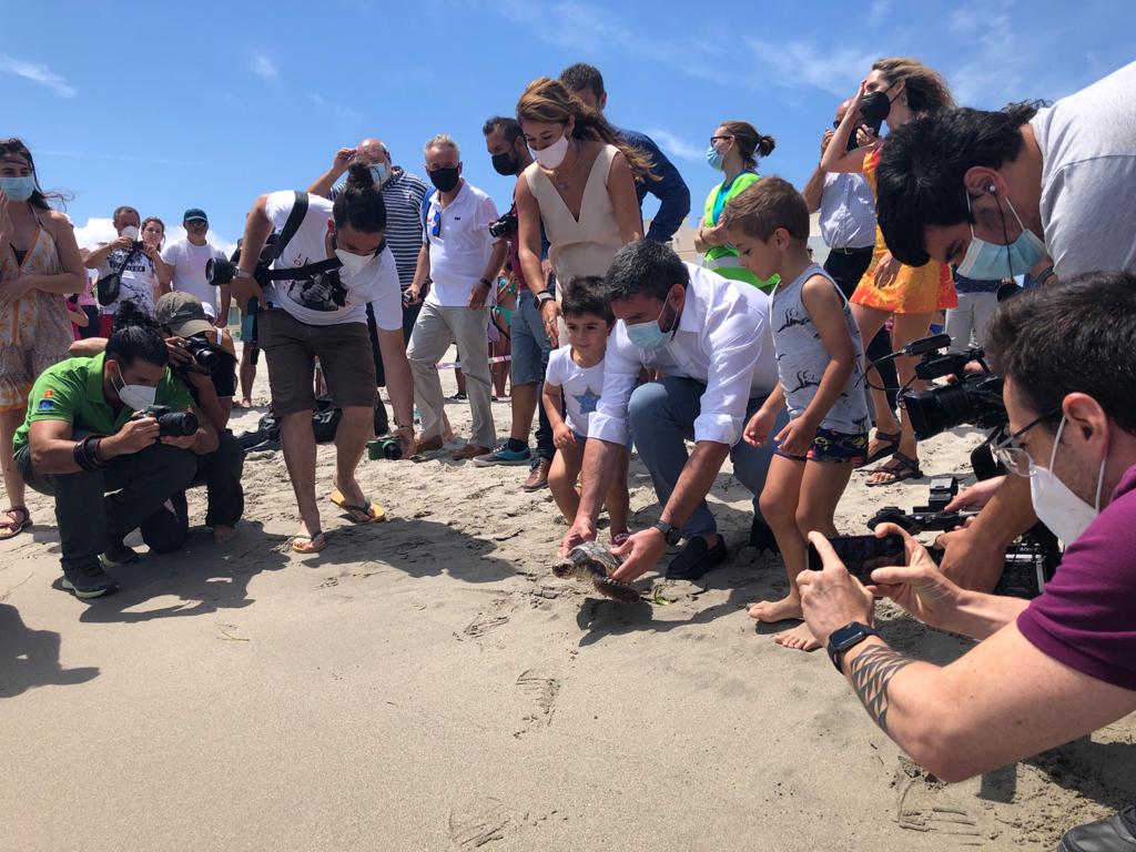 El consejero Antonio Luengo, en el acto de suelta de las diez tortugas en la Cala del Esparto, de La Manga