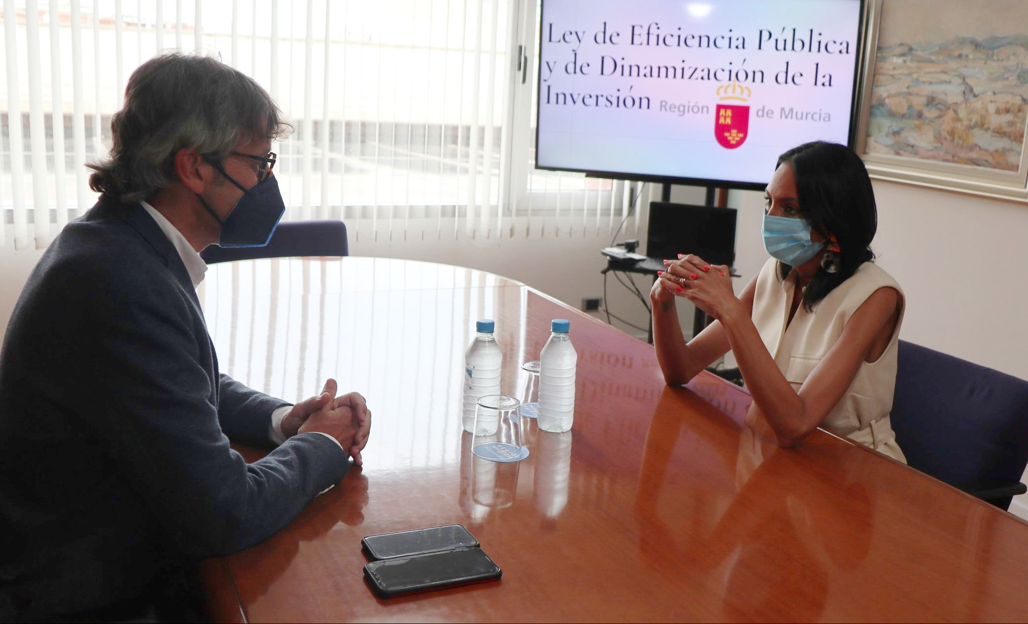 Imagen de la reunión de la consejera de Empresa, Empleo, Universidades Portavocía, Valle Miguélez, y el consejero de Economía, Hacienda y Administración Digital, Luis Alberto Marín