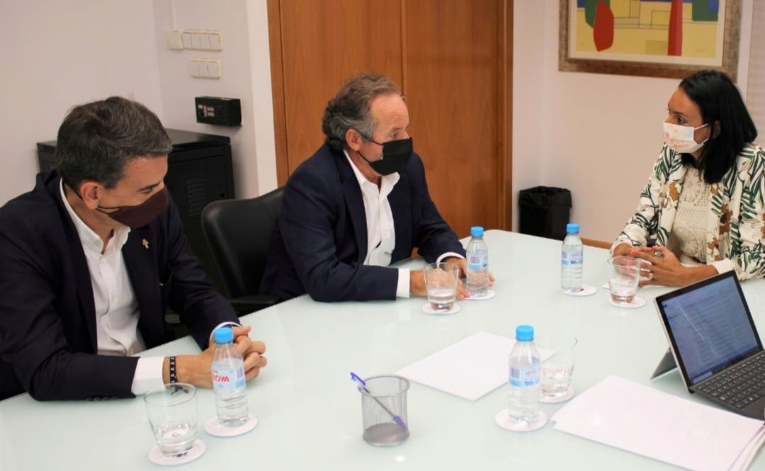 La consejera Valle Miguélez se reunión con el presidente de la Fundación Universidad Empresa, Antonio Ballester, y el director general de ENAE, Miguel López González de León