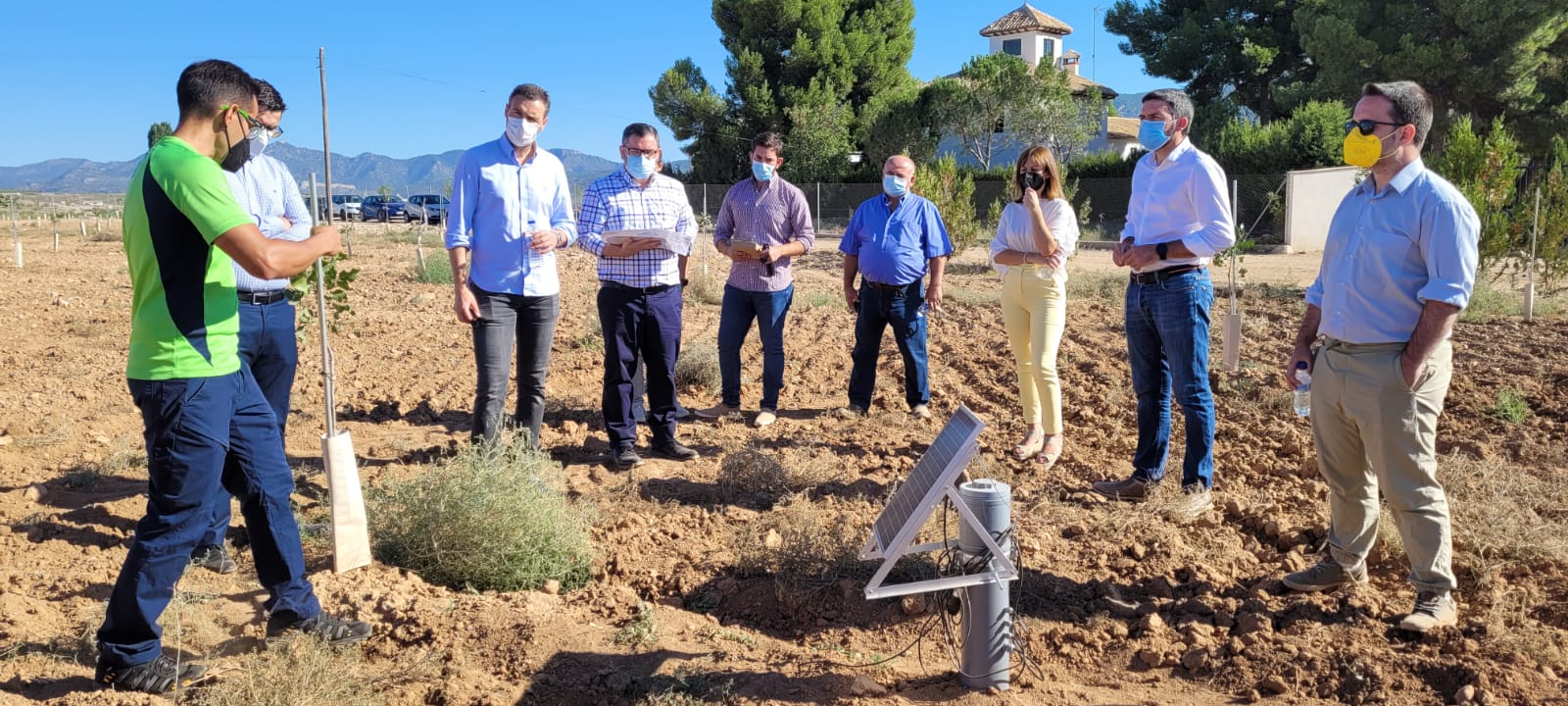 Antonio Luengo durante su visita a una finca de pistacho en Caravaca de la Cruz en la que se emplean sensores para medir las necesidades hídricas