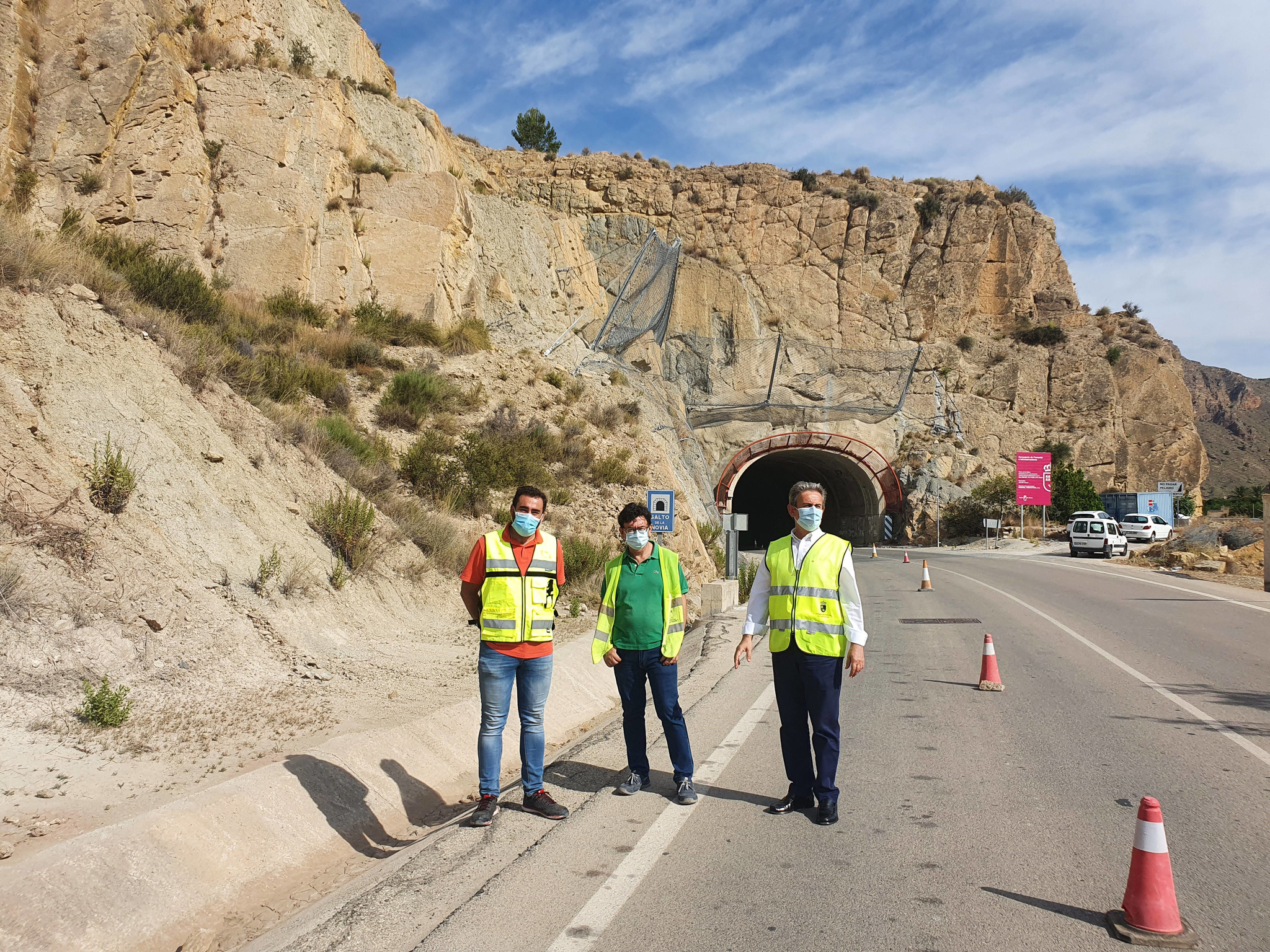 El director general de Carreteras, José Antonio Fernández Lladó, durante su visita a las obras en la carretera regional del Salto de la Novia en Ojós dañada por la dana