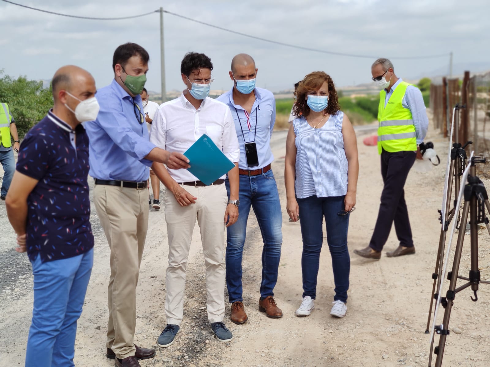 El director general del Agua, José Sandoval (2i), durante su visita a las obras que se llevan a cabo en caminos rurales de Molina de Segura