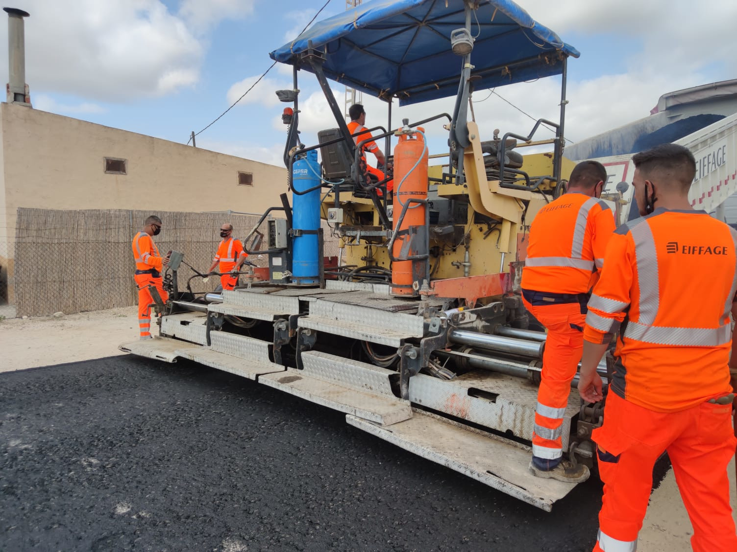 Obras de asfaltado en uno de los caminos rurales reparados este año en la Región