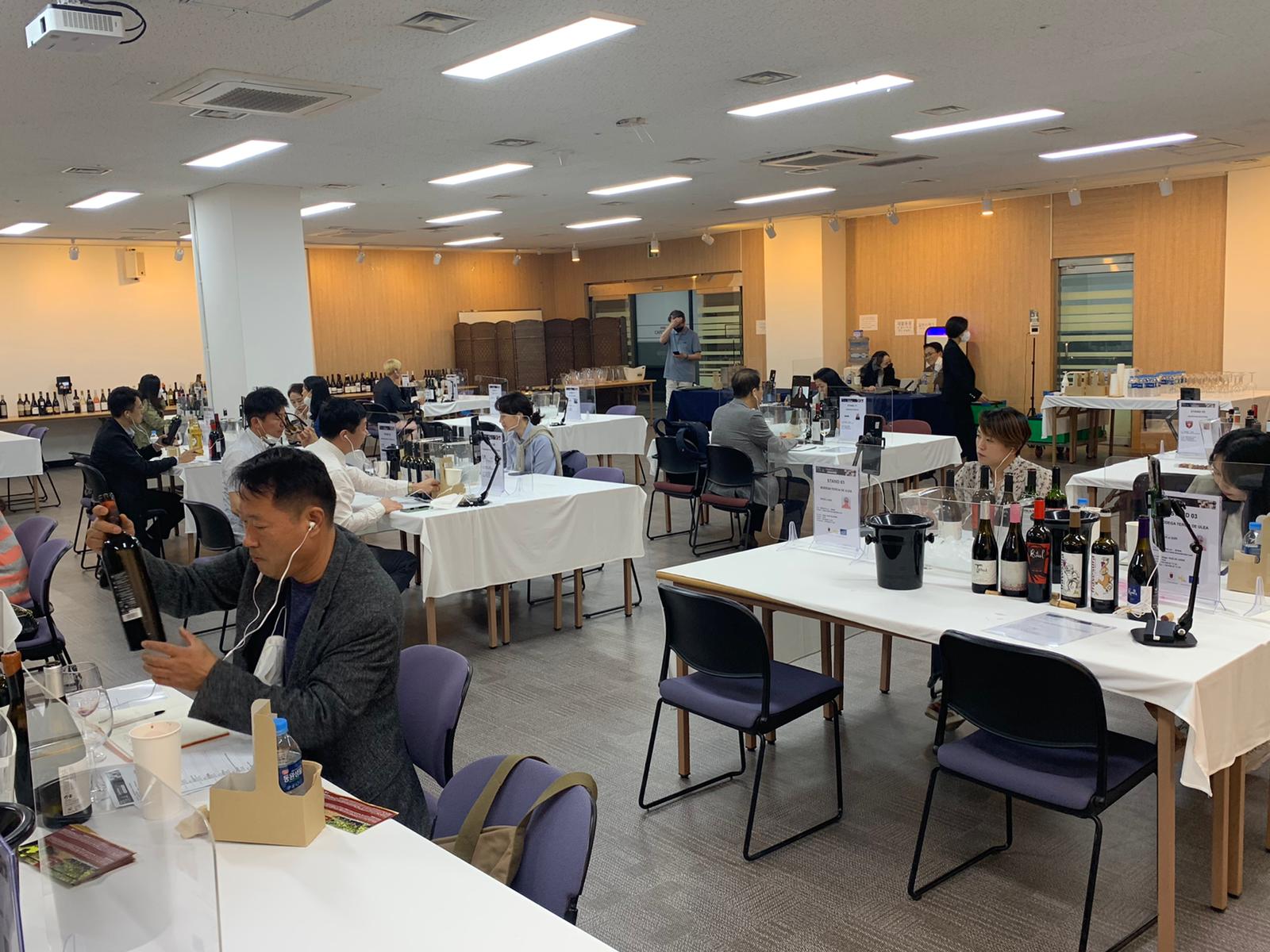 Imagen de archivo de una cata de vinos virtual celebrada en Seúl, dentro de las acciones del INFO (Instituto de Fomento) del Plan de Internacionalización