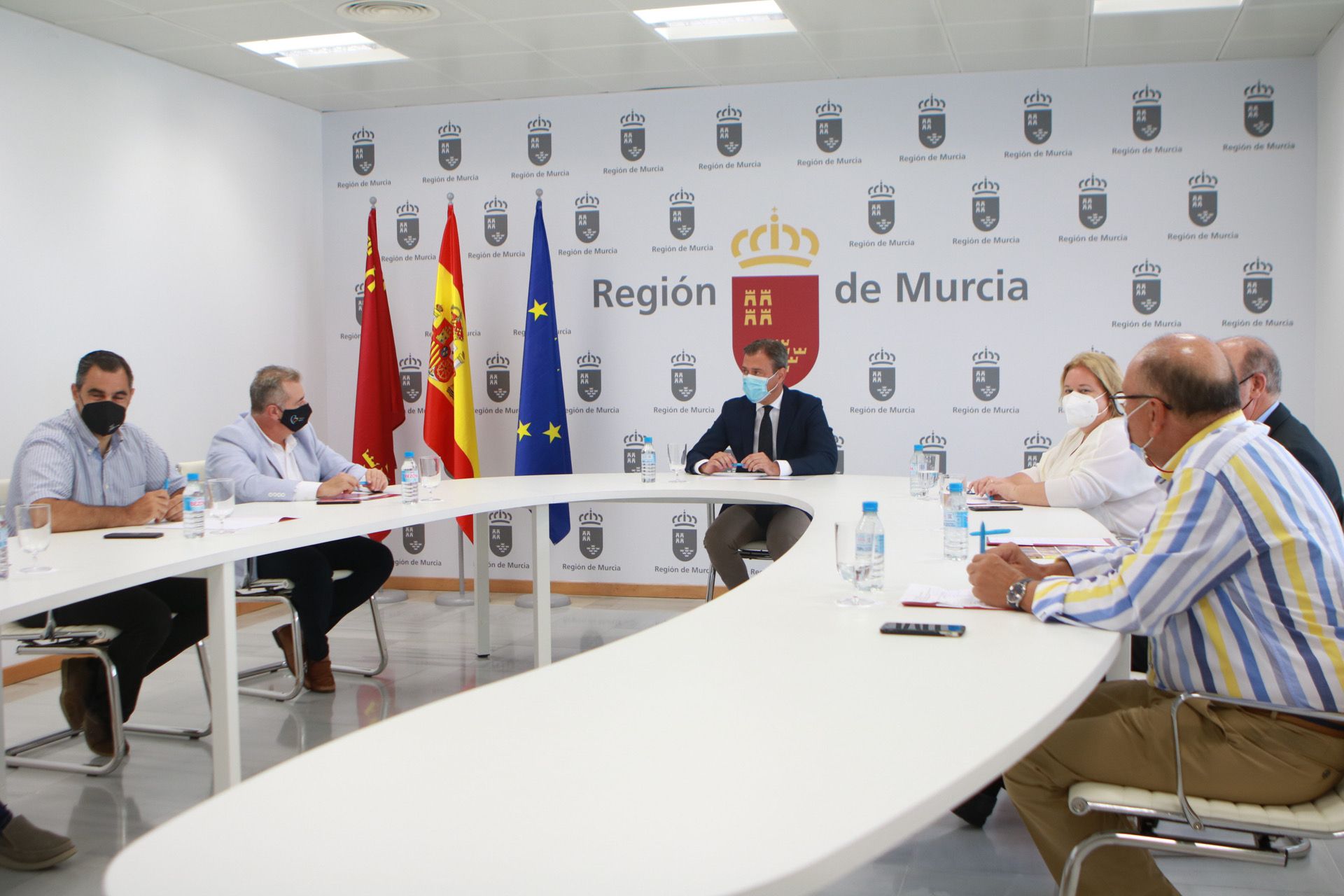 Un momento de la reunión celebrada esta mañana en la Consejería de Turismo con los representantes del sector