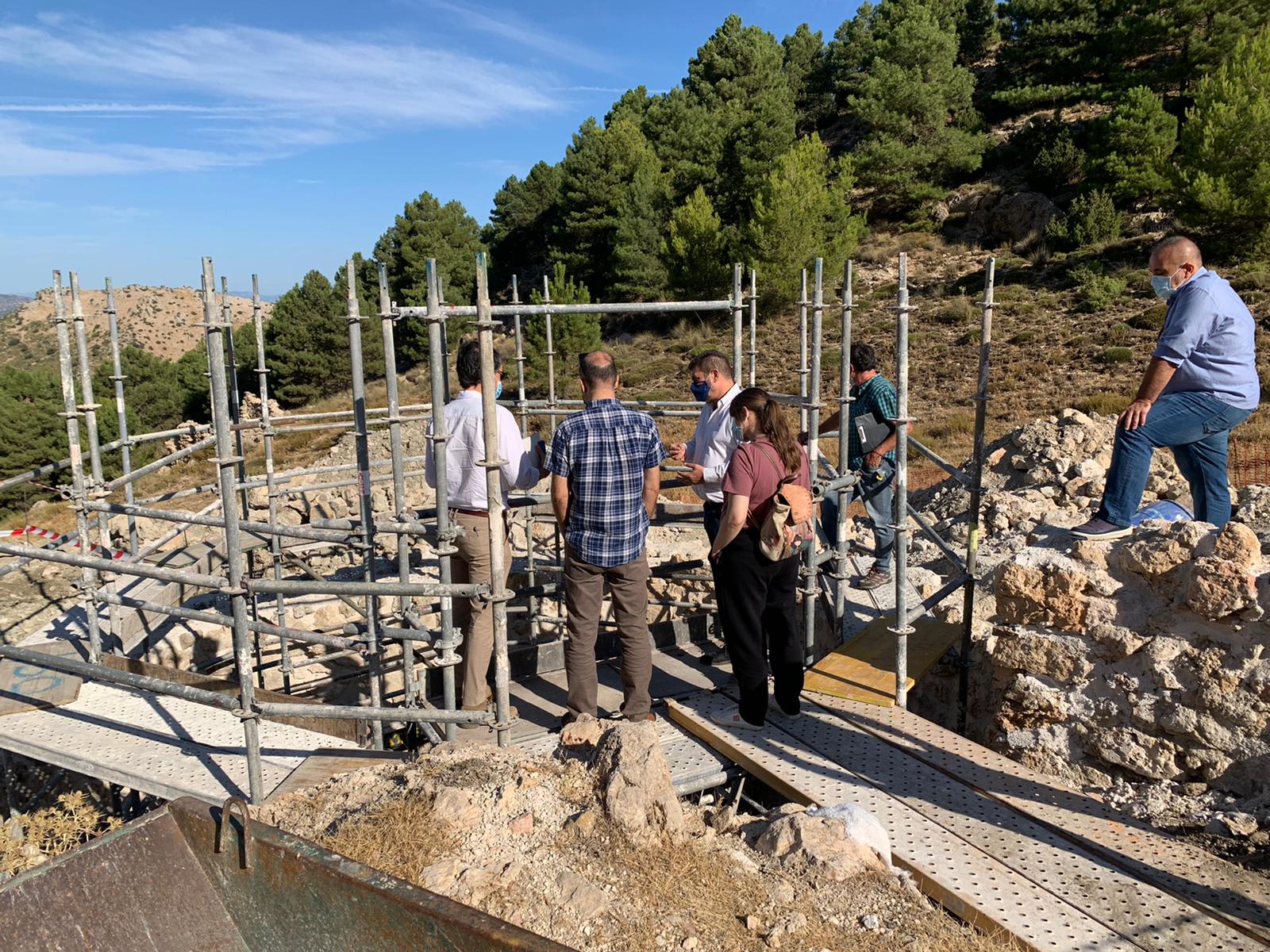 El director general del Medio Natural, Fulgencio Perona (3i), durante su visita a las obras de los pozos de la nieve