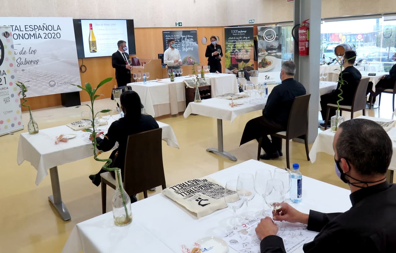 Alumnos atienden en un curso de formación impartido en el Centro de Cualificación Turística