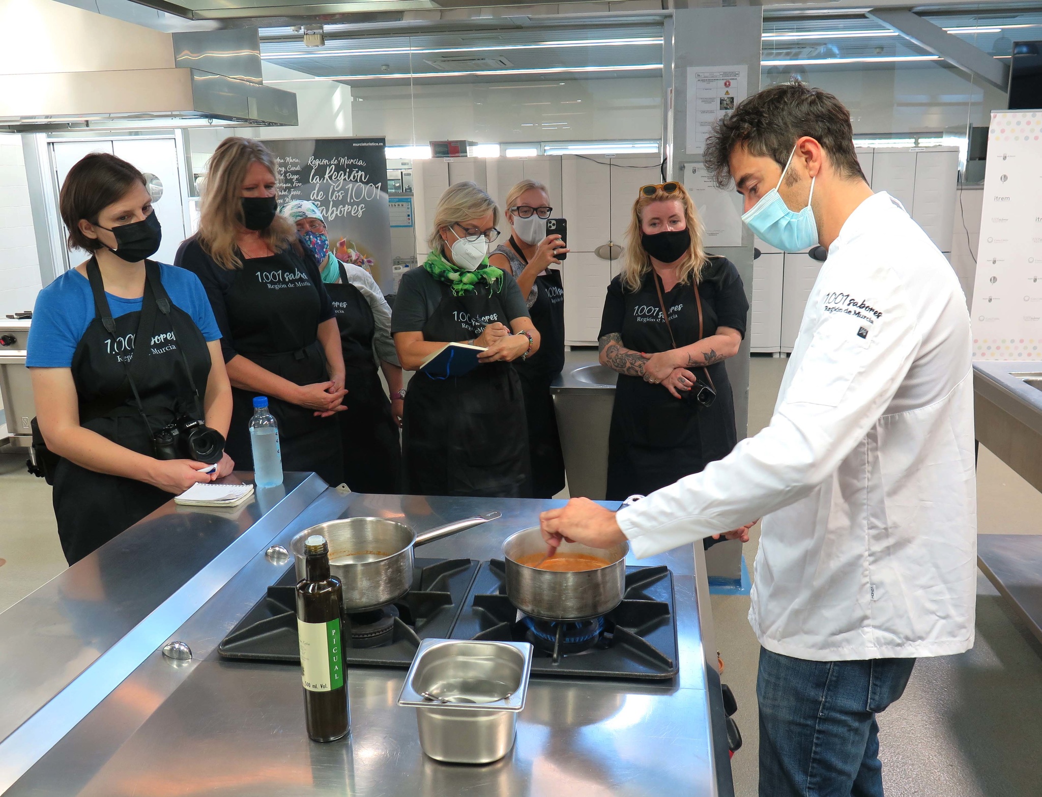 El chef murciano Juan Guillamón enseña a los periodistas internacionales a elaborar algunas recetas típicas de la Región, como marineras y caldero, en las cocinas del Centro de Cualificación Turística