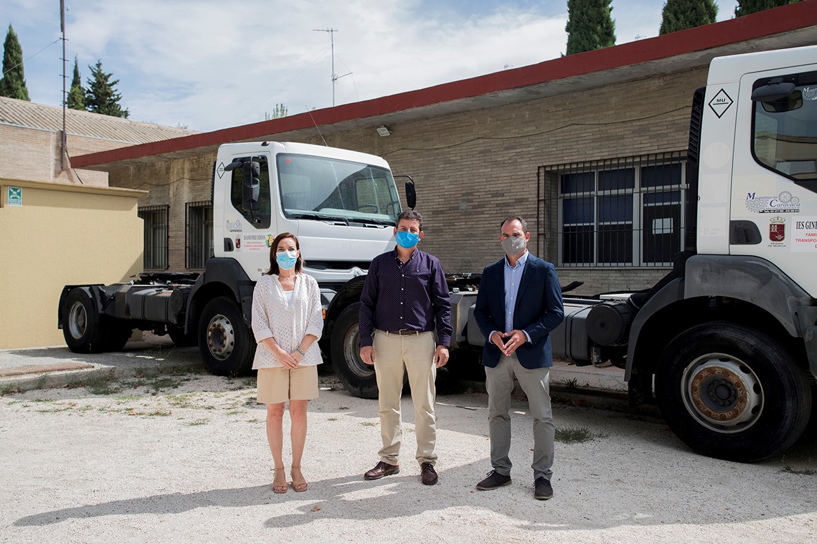 El director del Consorcio de Gestión de Residuos de la Región de Murcia (COREM), Javier Herrero (d), durante la entrega de la maquinaria al Instituto de Enseñanza Secundaria Ginés Pérez Chirinos de Caravaca de la Cruz