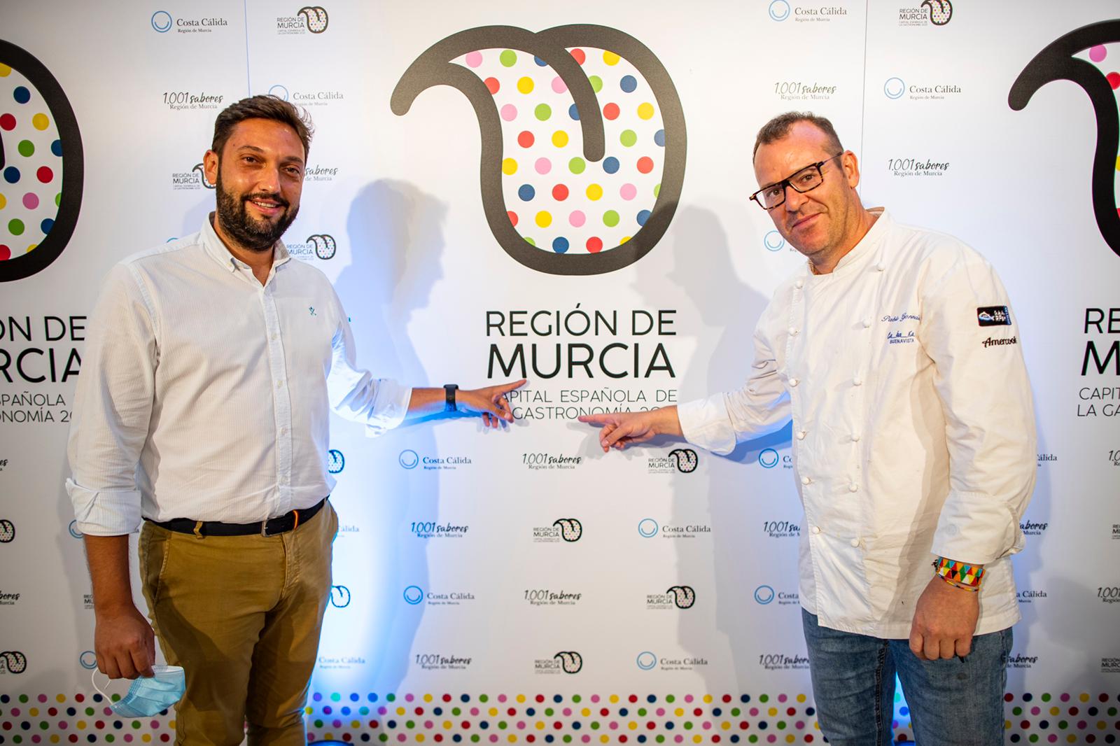 El director del Instituto de Turismo de la Región de Murcia, junto al chef del restaurante Cabaña Buenavista, Pablo González, quien se encargó de elaborar el menú degustación en la presentación