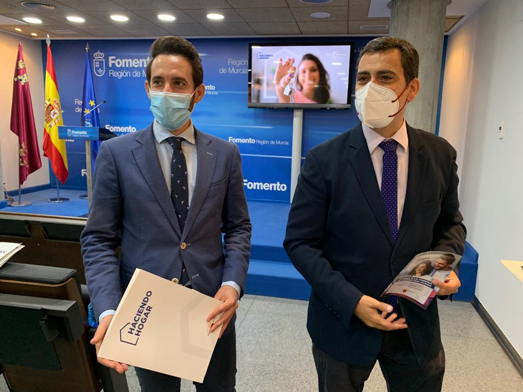 El consejero de Fomento e Infraestructuras, José Ramón Díez de Revenga, y el director de Vivienda, José Francisco Lajara, tras la presentación de las ayudas para facilitar el acceso al hogar