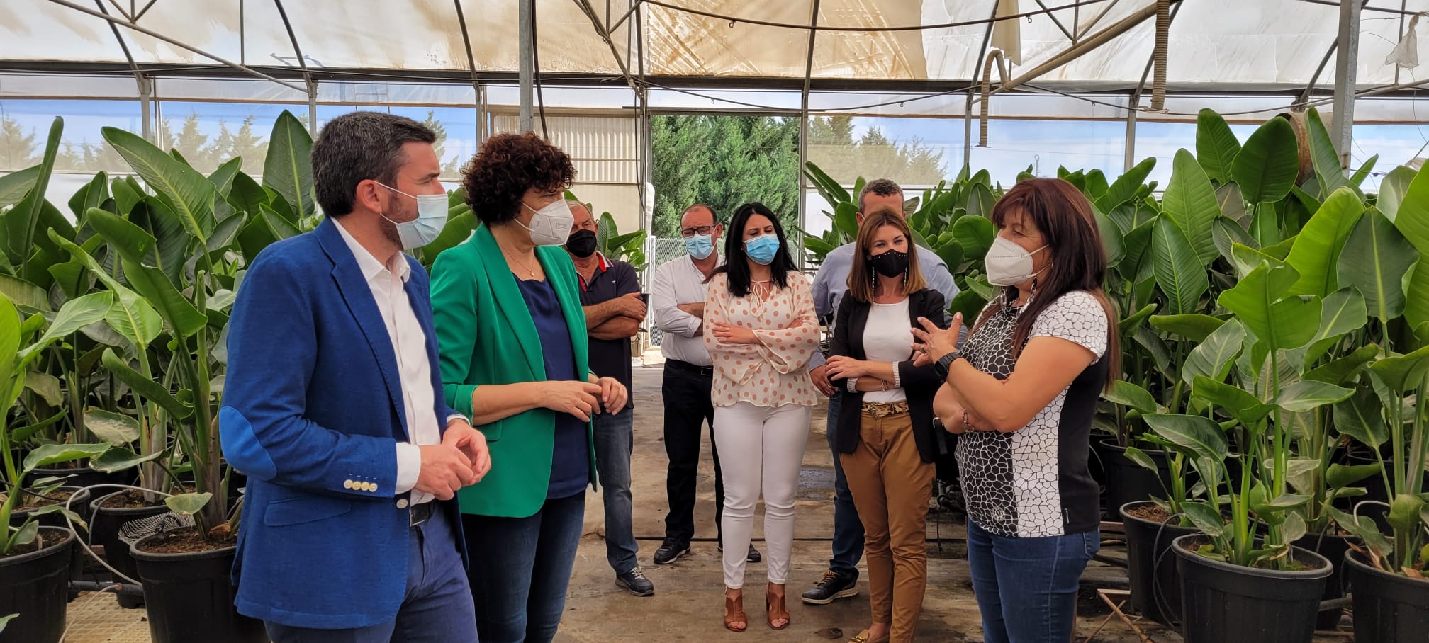 El consejero Antonio Luengo y la alcaldesa María Ángeles Túnez, durante su visita a un vivero de Puerto Lumbreras regentado por una empresaria.