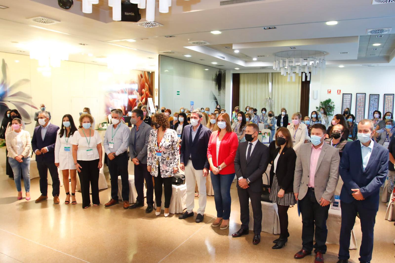 La vicepresidenta Isabel Franco y el consejero Antonio Luengo, junto con autoridades y organizadores del acto con motivo del Día de la Mujer Rural