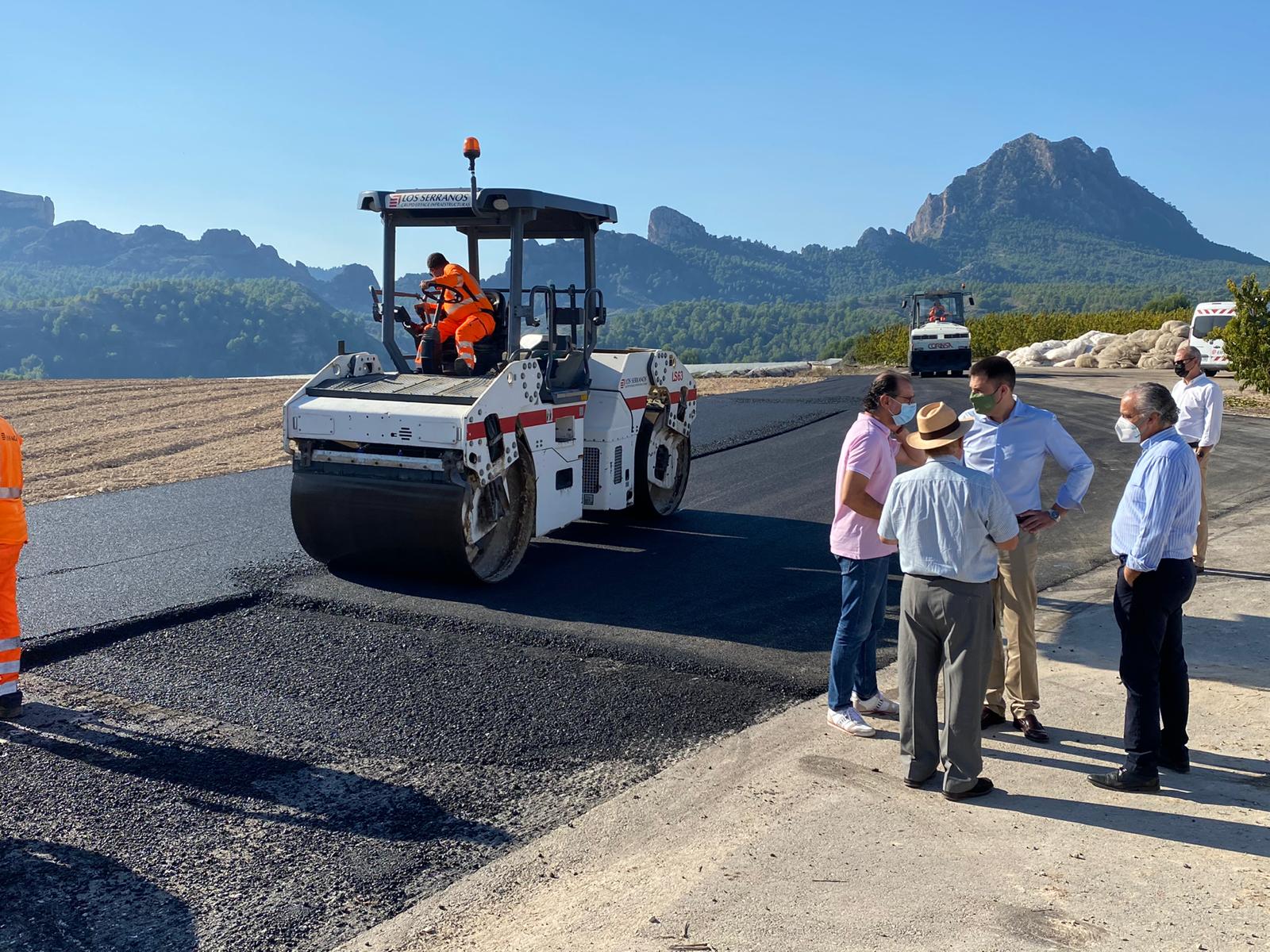 El director general del Agua, José Sandoval (c), durante su visita a las obras que se llevan a cabo en dos caminos rurales de Cieza