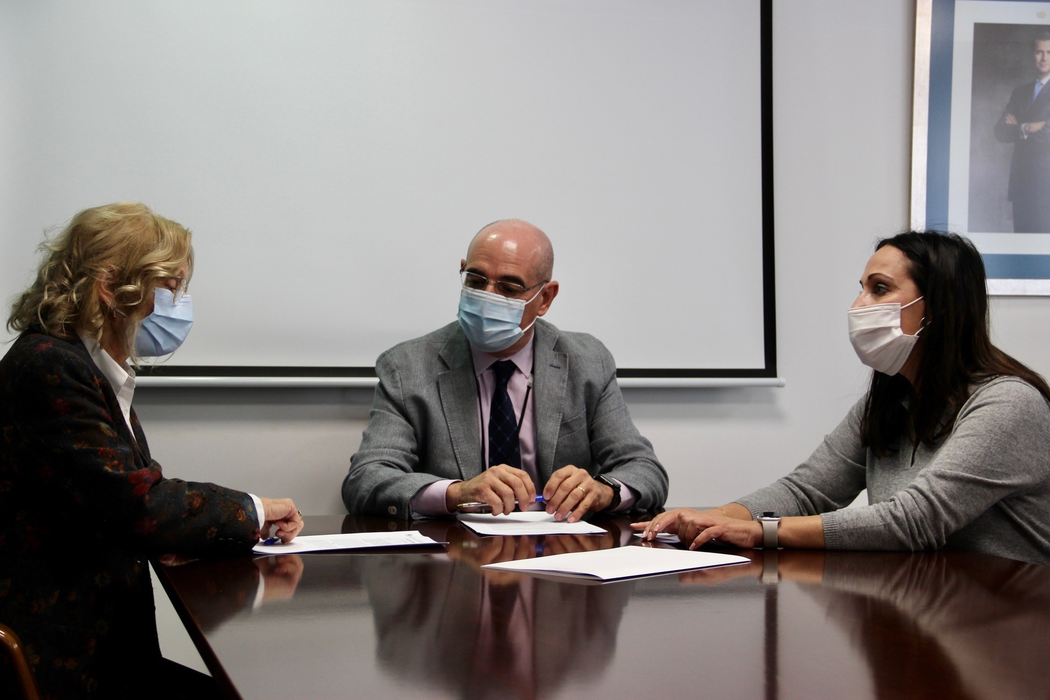 El gerente del área de salud V, Francisco Ponce, y la alcaldesa de Yecla, Remedios Lajara, mantuvieron un encuentro con la presidenta de Ayac, Adela Palao, con motivo de la firma del convenio para la realización de actividades de voluntariado en el hospital Virgen del Castillo de Yecla.