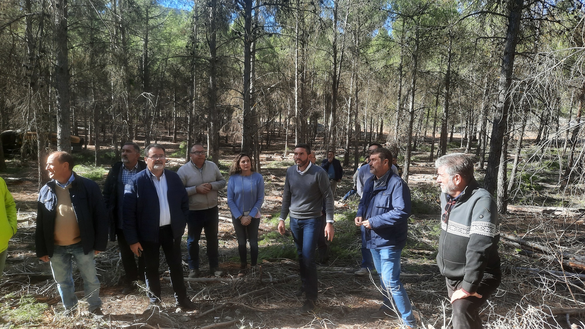 El consejero Antonio Luengo, durante su visita a uno de los montes del término municipal de Lorca donde se llevan a cabo trabajos de silvicultura