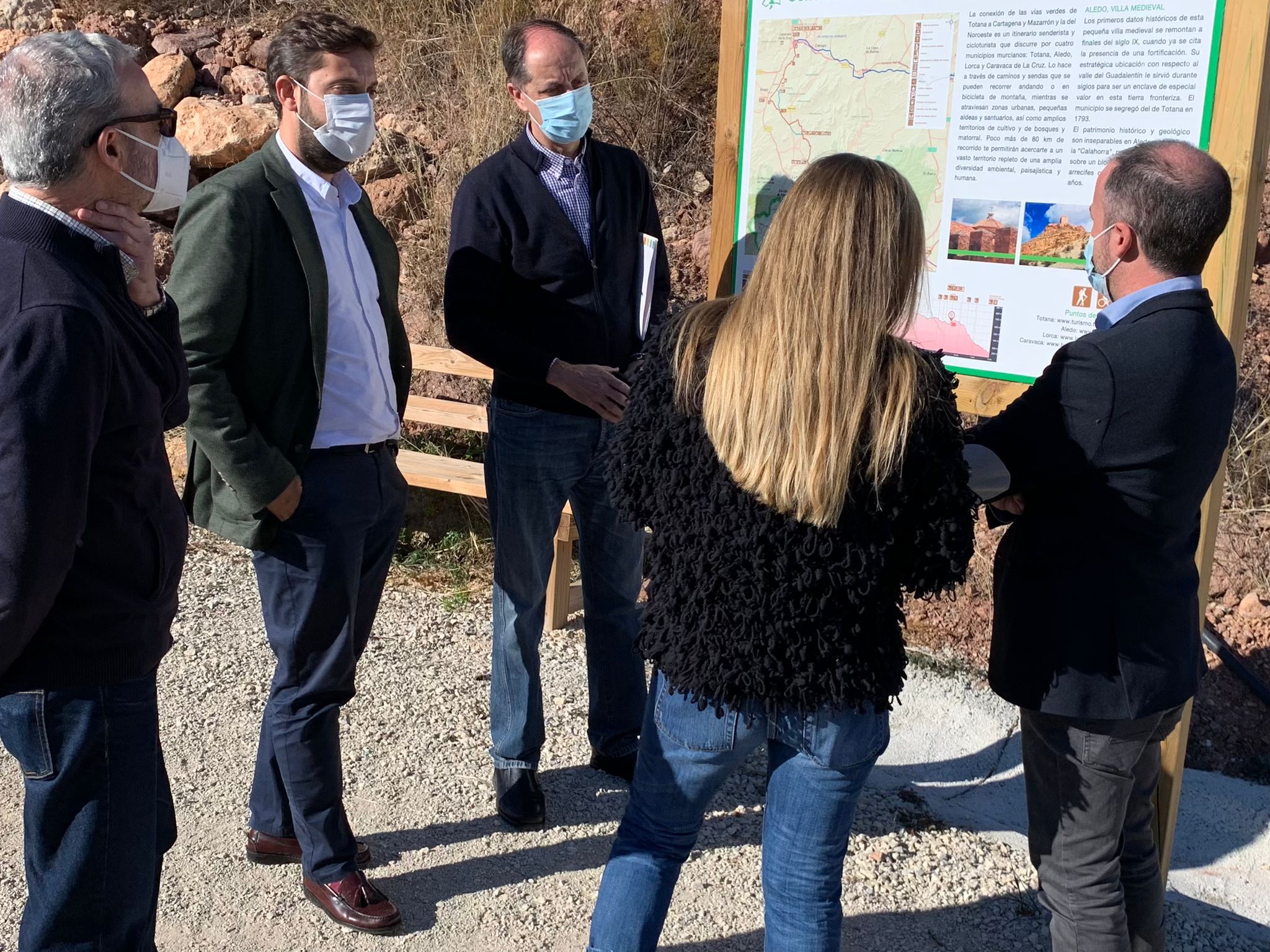 El director general del Itrem ( Instituto de Turismo de la Región de Murcia) y el alcalde de Aledo, junto a técnicos, en su visita a la vía verde