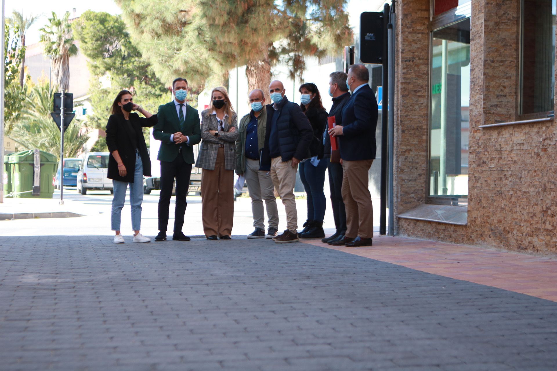 El consejero de Presidencia, Turismo y Deportes, Marcos Ortuño, y la alcaldesa de Alhama, Mariola Guevara, visitan las obras acompañados por el director general de Administración Local, concejales y técnicos del Ayuntamiento