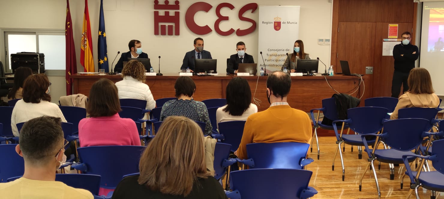 De izqu. a drcha/ El responsable  de comunicación de la Fundación NovaGob, Rafael Camacho; el consejero Antonio Sánchez Lorente; el director de Regeneración y Modernización Administrativa, José David Hernández; y la subdirectora de Regeneración y Modernización Administrativa, Ana Pilar Herrero.