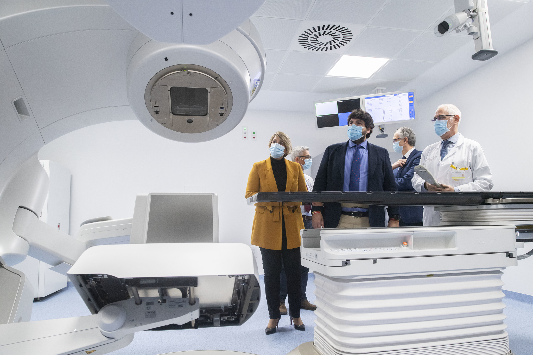 El presidente de la Comunidad, Fernando López Miras, visitó esta tarde el nuevo acelerador lineal del servicio de Oncología Radioterápica del hospital Virgen del Rosell