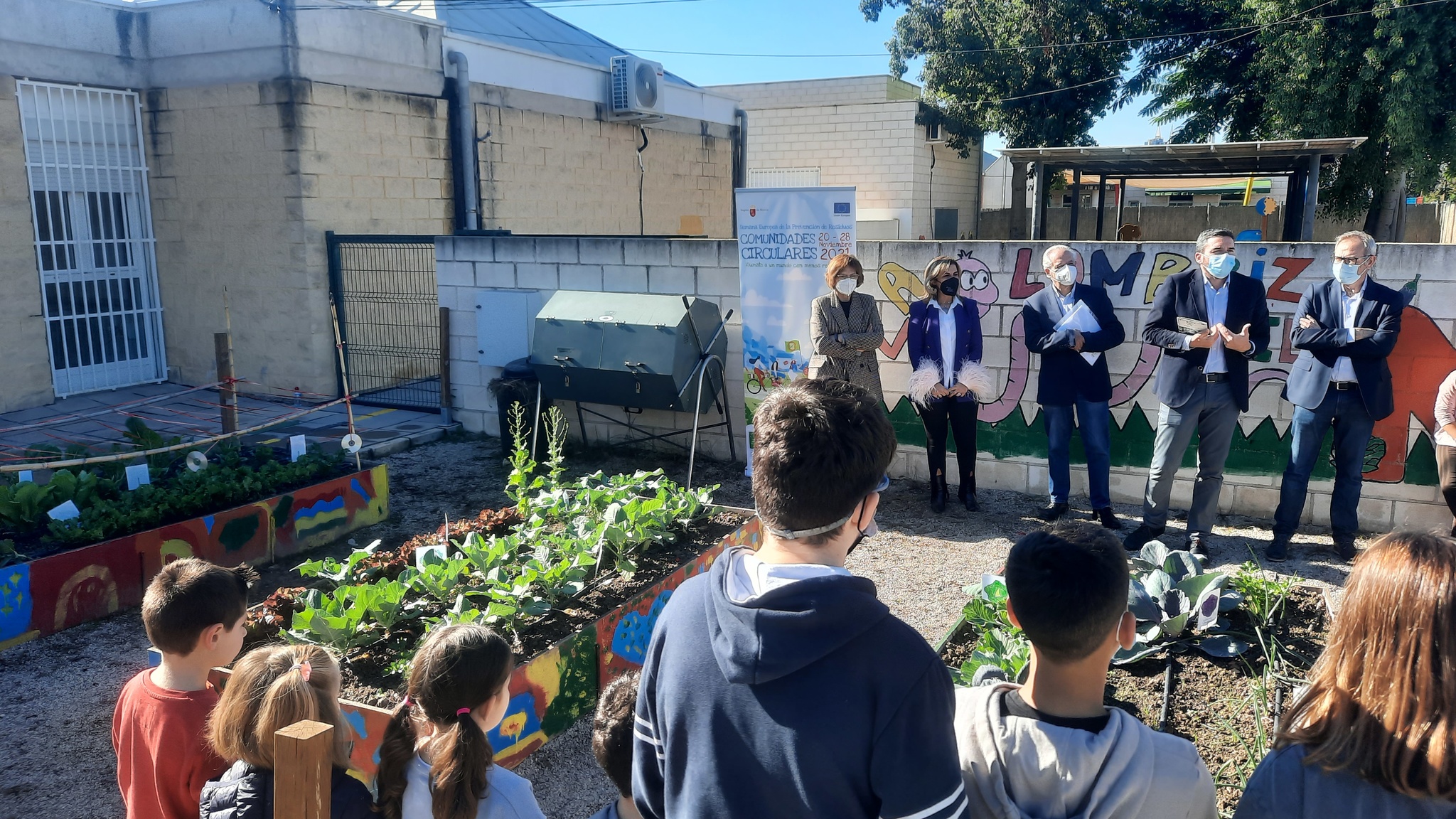 El consejero Antonio Luengo, durante la presentación de la guía del compostaje en uno de los colegios que ha participado en la experiencia piloto previa