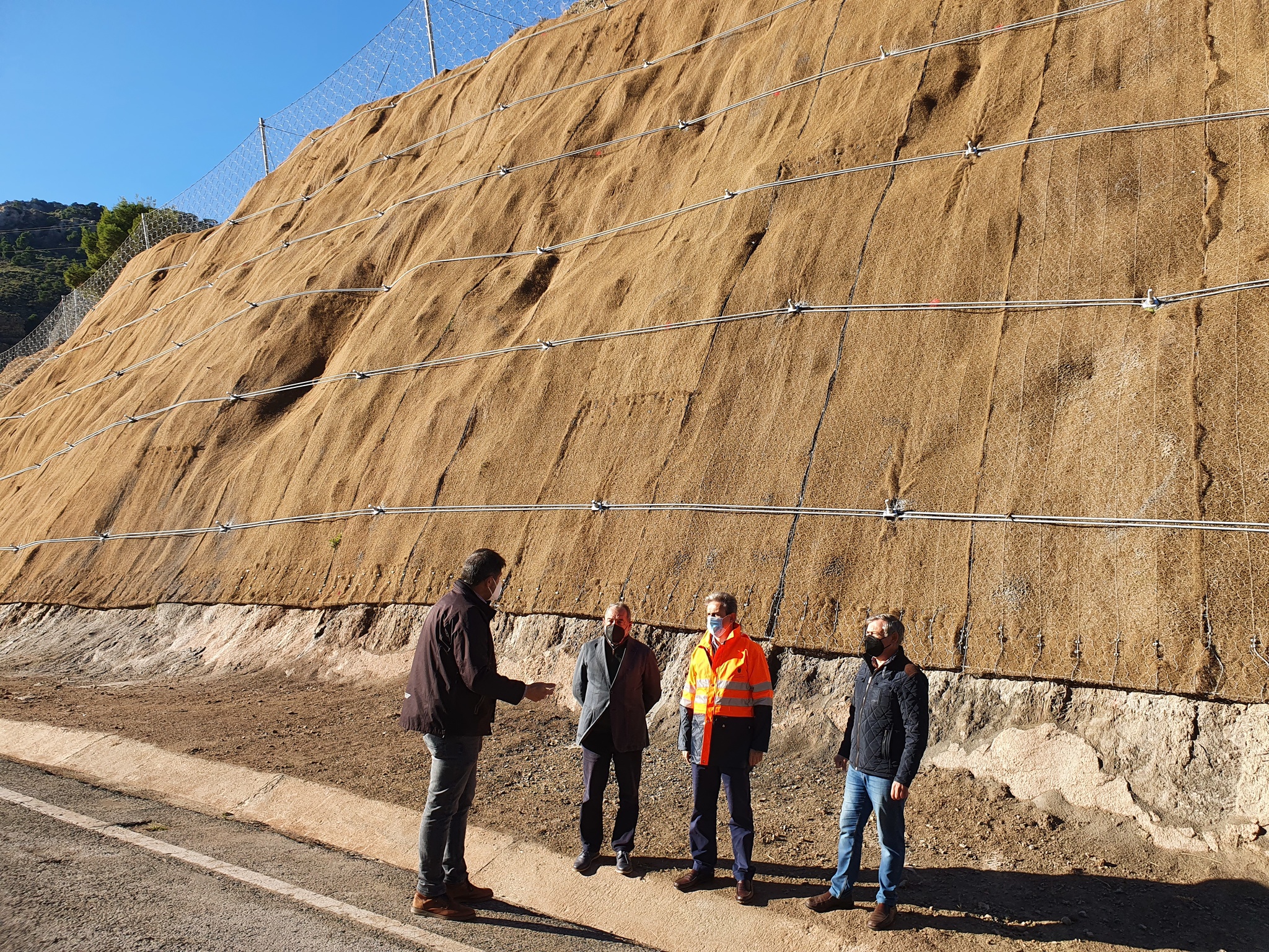 El director general de Carreteras, José Antonio Fernández Lladó, durante su visita a la obra de estabilización y protección contra desprendimientos de taludes en la carretera que une los municipios de Ojós y Blanca