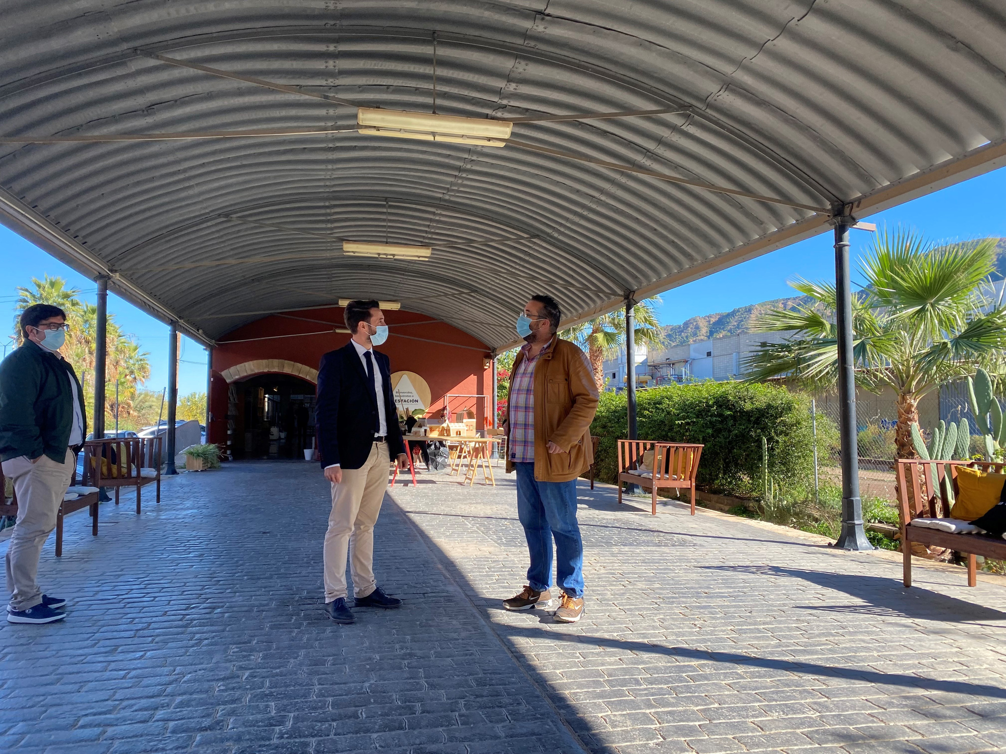 El director general de Vivienda, José Francisco Lajara, y el coordinador autonómico de la Fundación Cepaim, Pedro López, durante la visita a las instalaciones de esta organización (1)