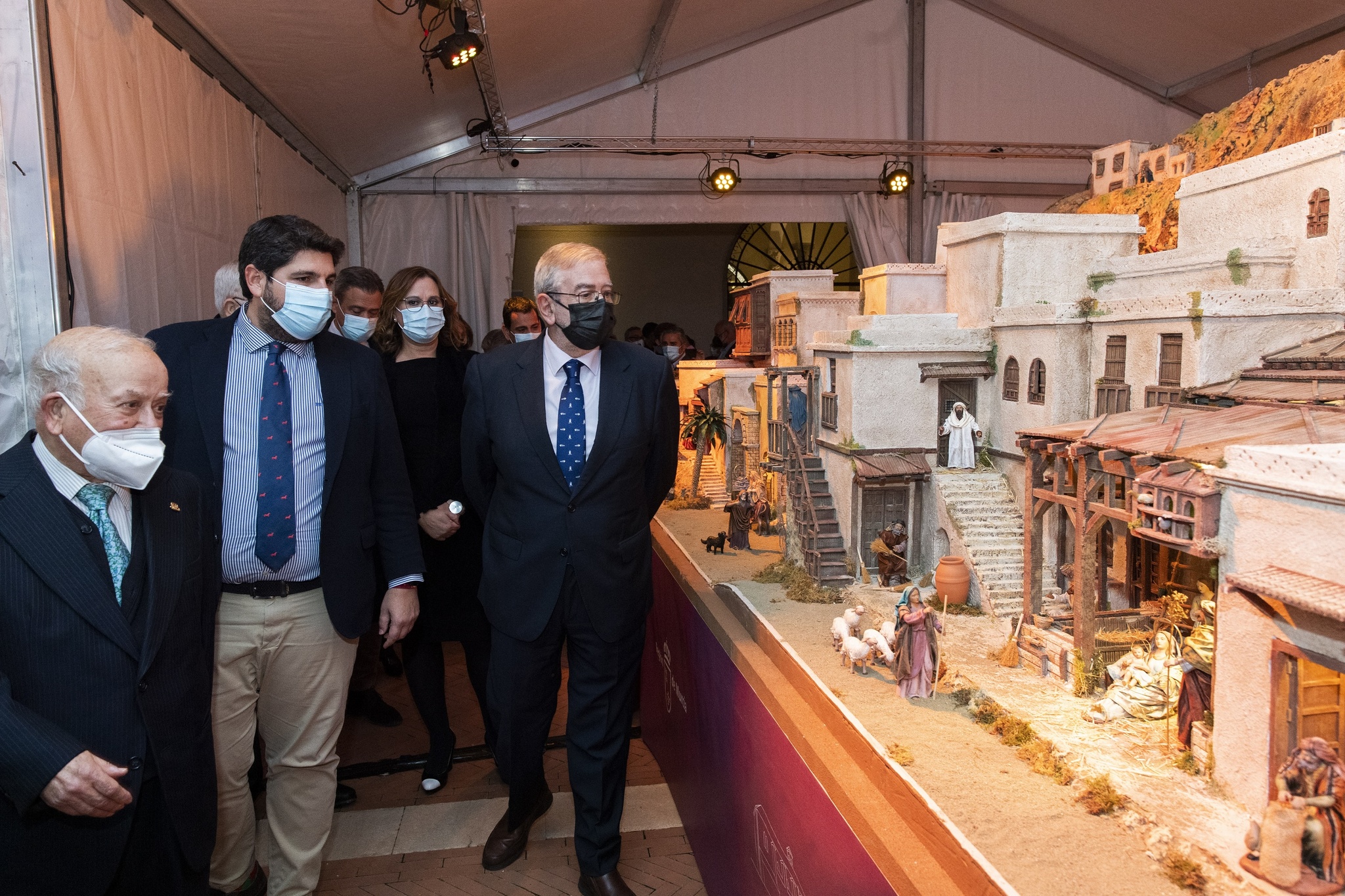 El presidente de la Región de Murcia, Fernando López Miras, inaugura el belén tradicional realizado por la Asociación Belenista de Lorca/2