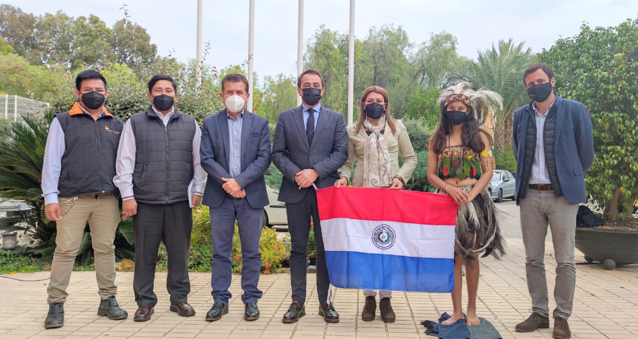 El consejero Antonio Sánchez Lorente, junto a los alumnos paraguayos