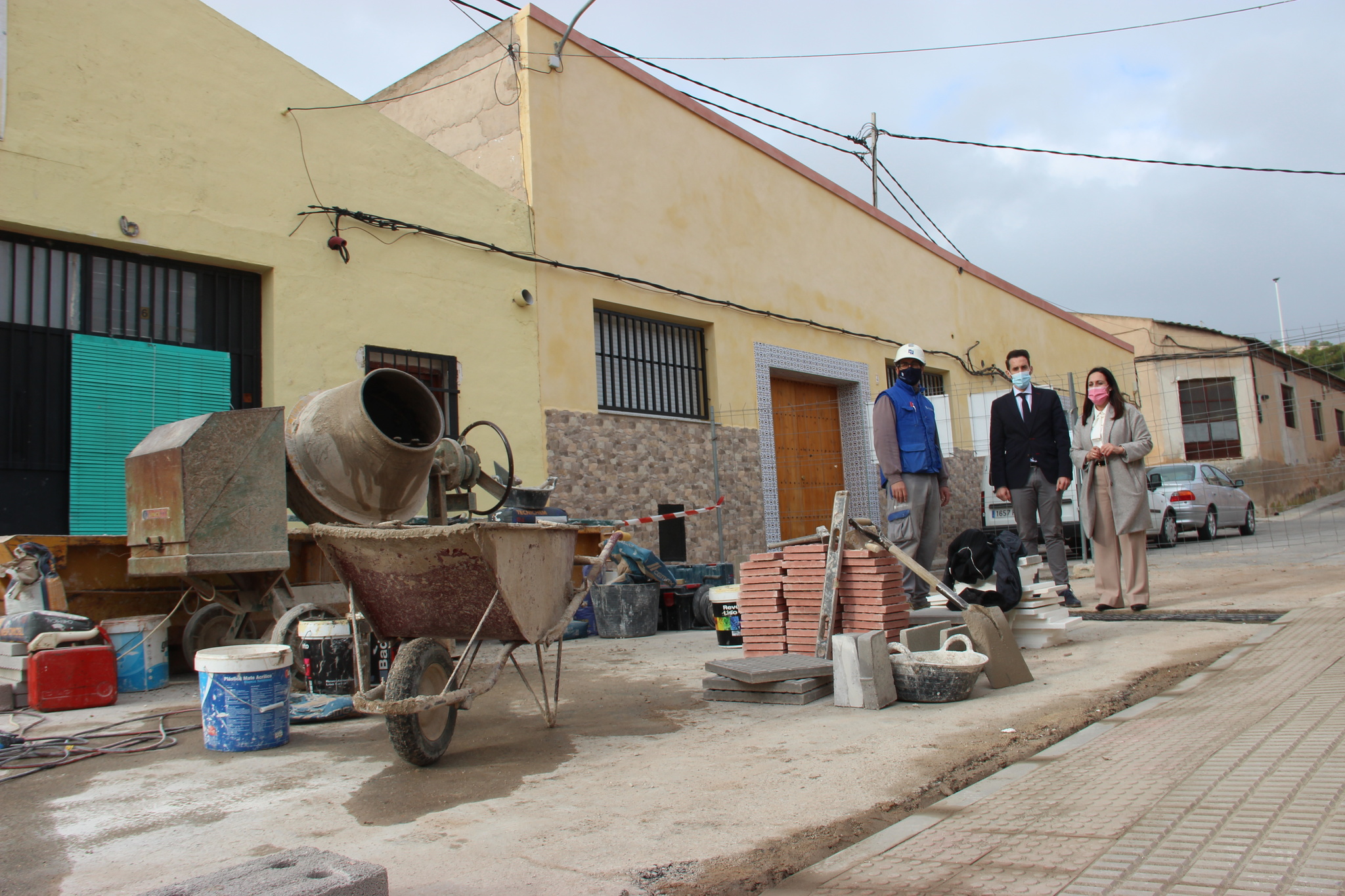 El director general de Vivienda, José Francisco Lajara, y la alcaldesa de Yecla, María Remedios Lajara, durante su visita a las obras en las viviendas sociales de Yecla.