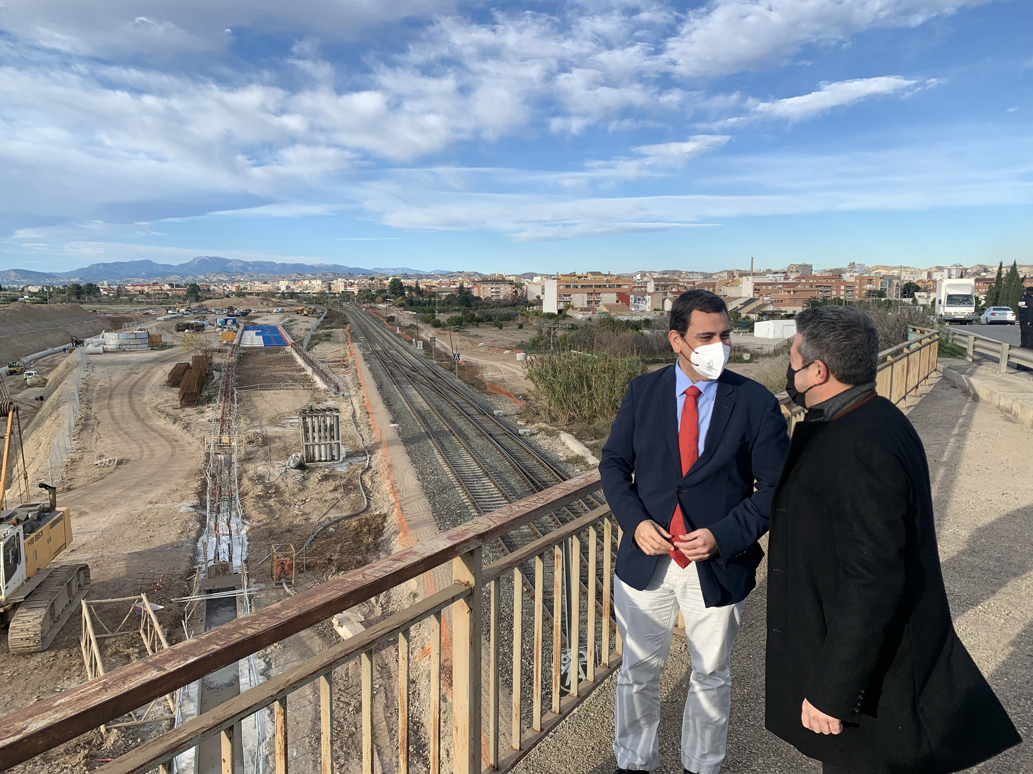 El consejero de Fomento e Infraestructuras, José Ramón Díez de Revenga, y el alcalde de Alcantarilla, Joaquín Buendía, presentan el acuerdo para cubrir la totalidad del trazado ferroviario del Corredor Mediterráneo que cruza la localidad