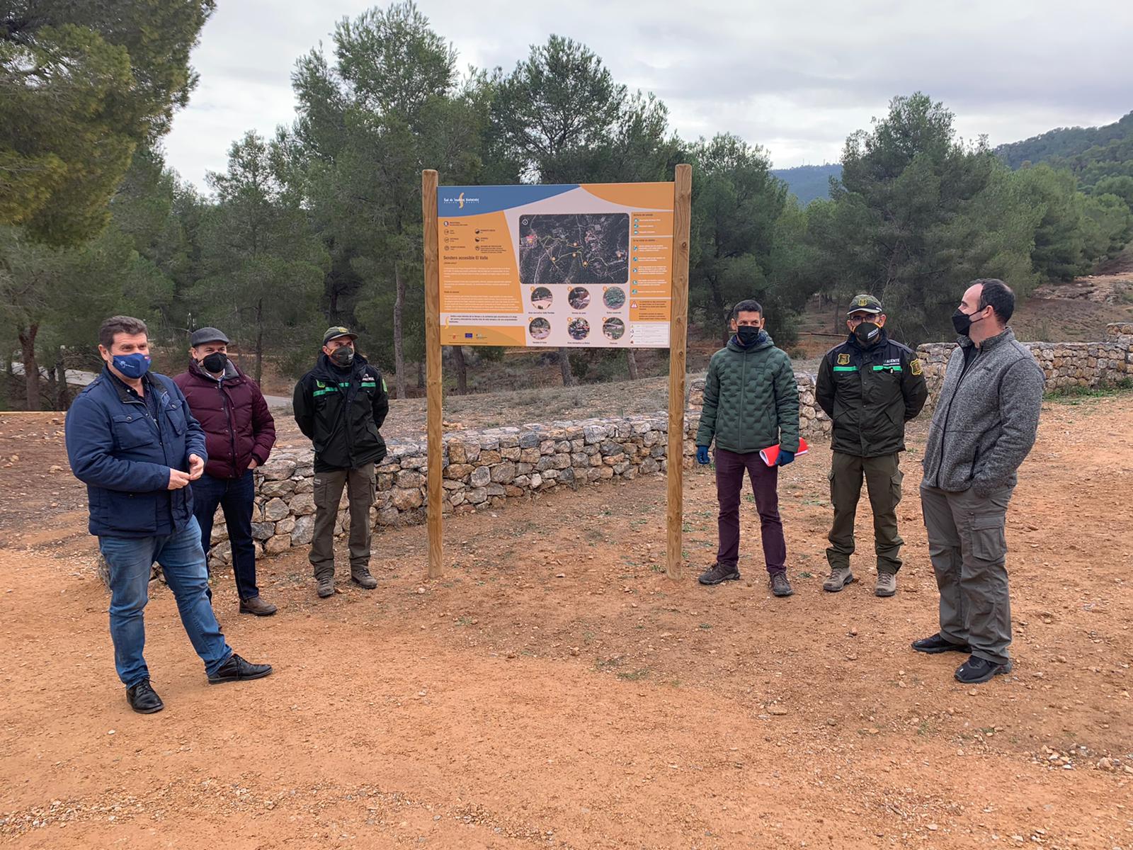 El director general del Medio Natural, durante su visita a las obras llevadas a cabo para acondicionar un sendero adaptado en El Valle