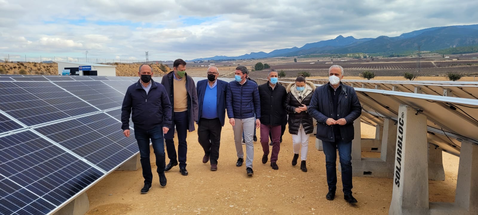 El consejero de Agua, Agricultura, Ganadería, Pesca y Medio Ambiente, Antonio Luengo, durante su visita a la planta fotovoltaica inaugurada hoy