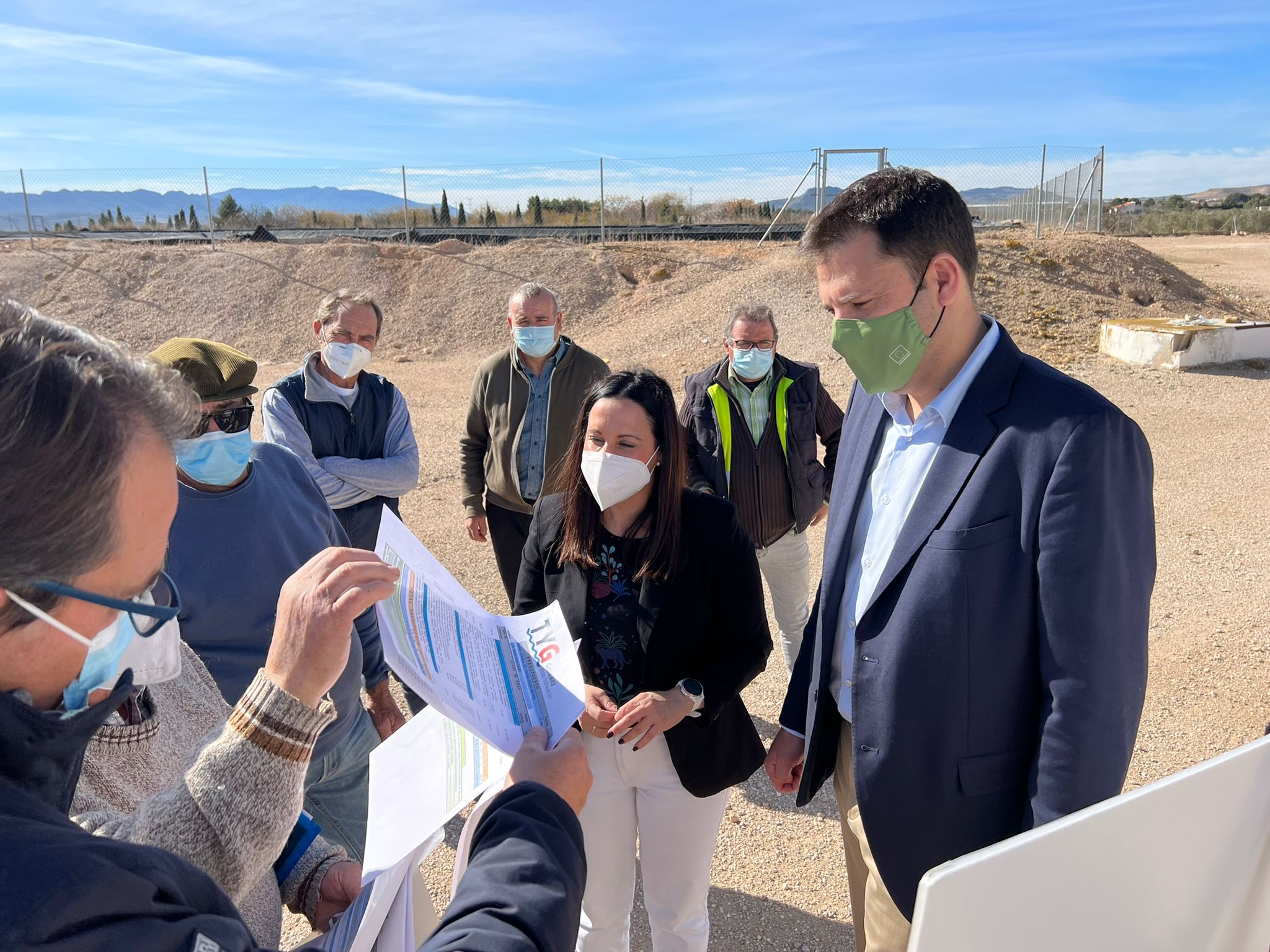 El director general del Agua, José Sandoval, y la alcaldesa de Yecla, Remedios Lajara, durante su visita a las obras