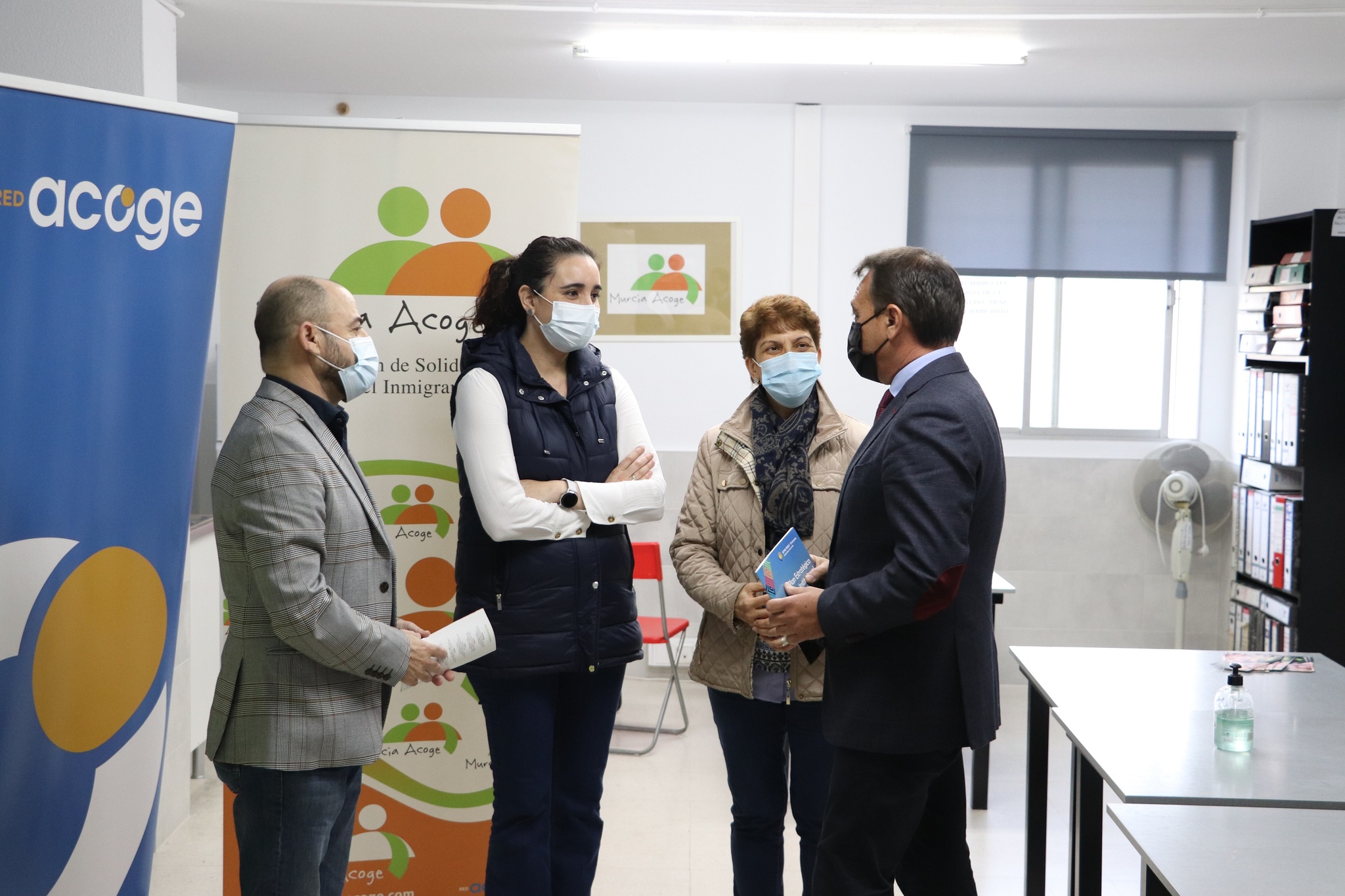 El consejero de Transparencia, Seguridad y Emergencias, Antonio Sánchez Lorente, y el director general de Gobierno Abierto y Cooperación, José Luis Martínez González, junto a las miembros de la junta directiva de Murcia Acoge