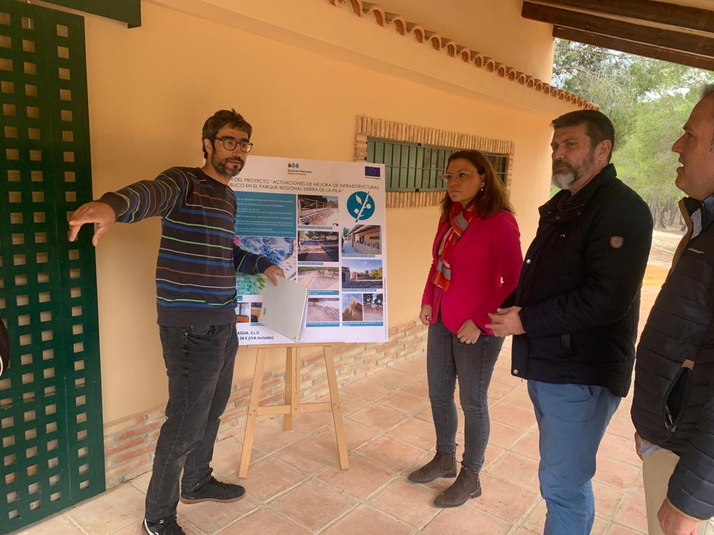 El director general del Medio Natural, Fulgencio Perona, y la alcaldesa de Fortuna, Catalina Herrero, durante su visita a Fuente la Higuera