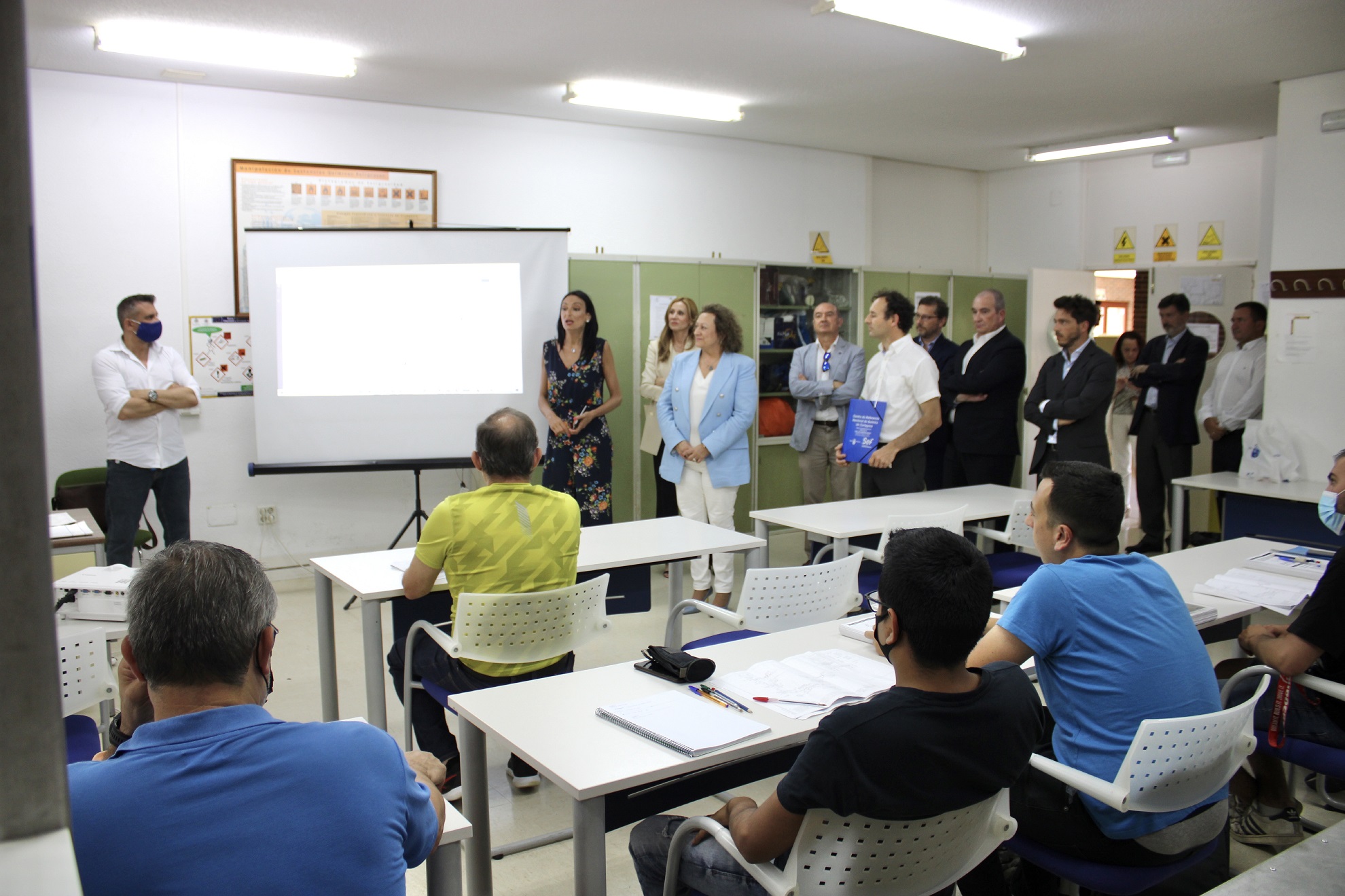 La consejera de Empresa y la presidenta de la Autoridad Portuaria visitan a los alumnos de este curso que se imparte en el Centro de Referencia Nacional de Química de Cartagena
