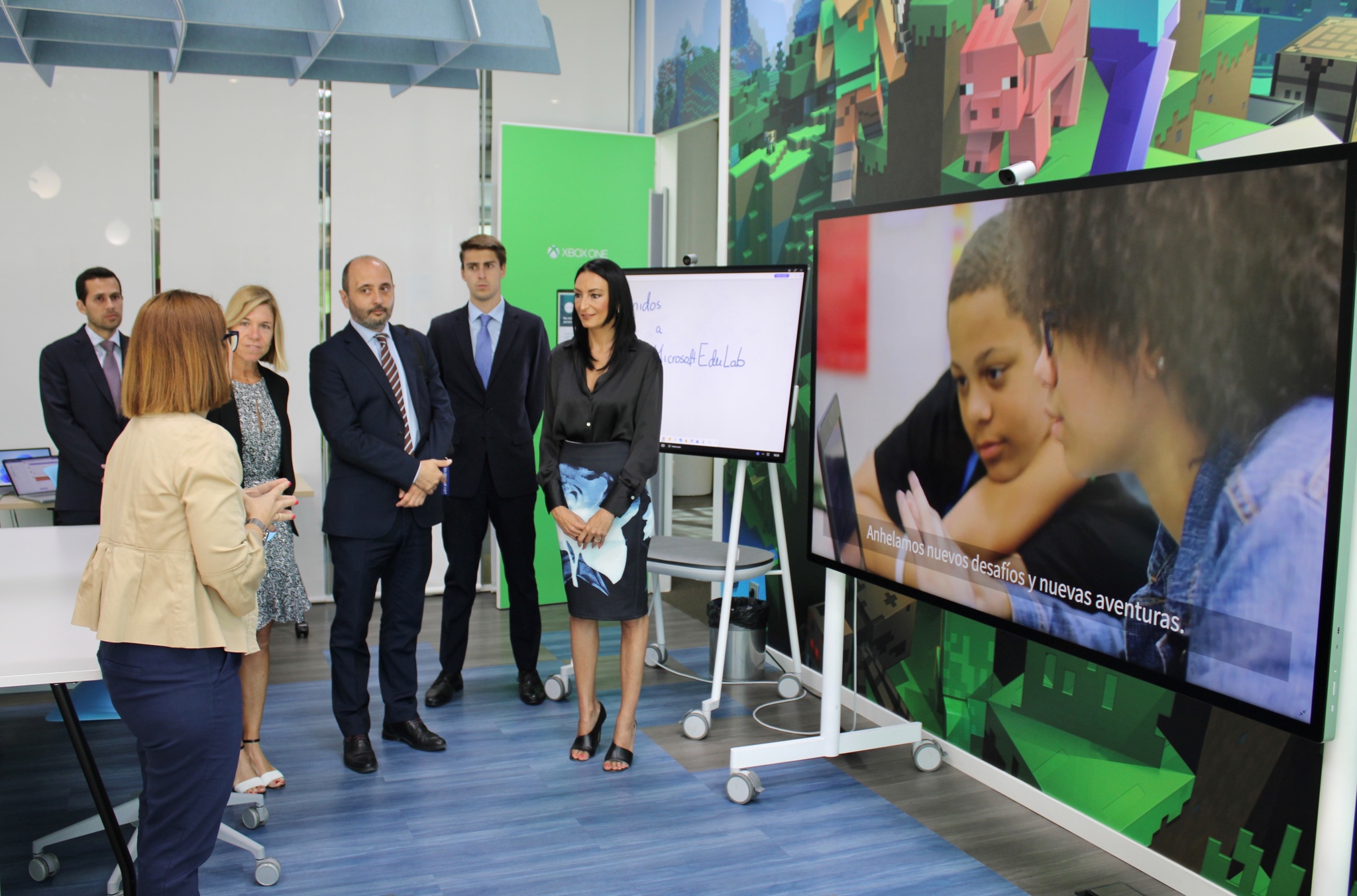 La consejera de Empresa, Empleo, Universidades y Portavocía, Valle Miguélez, ha visitado junto con el director del Instituto de Fomento, Joaquín Gómez, la sede de Microsoft en Madrid