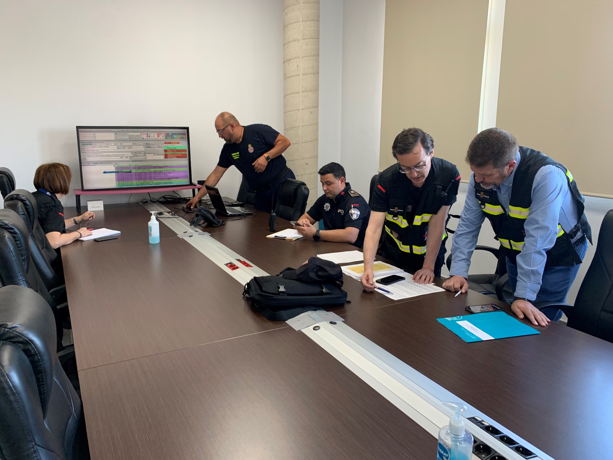 El director general de Emergencias, Fulgencio Perona, durante su participación en el simulacro desde el Puesto de Mando Avanzado