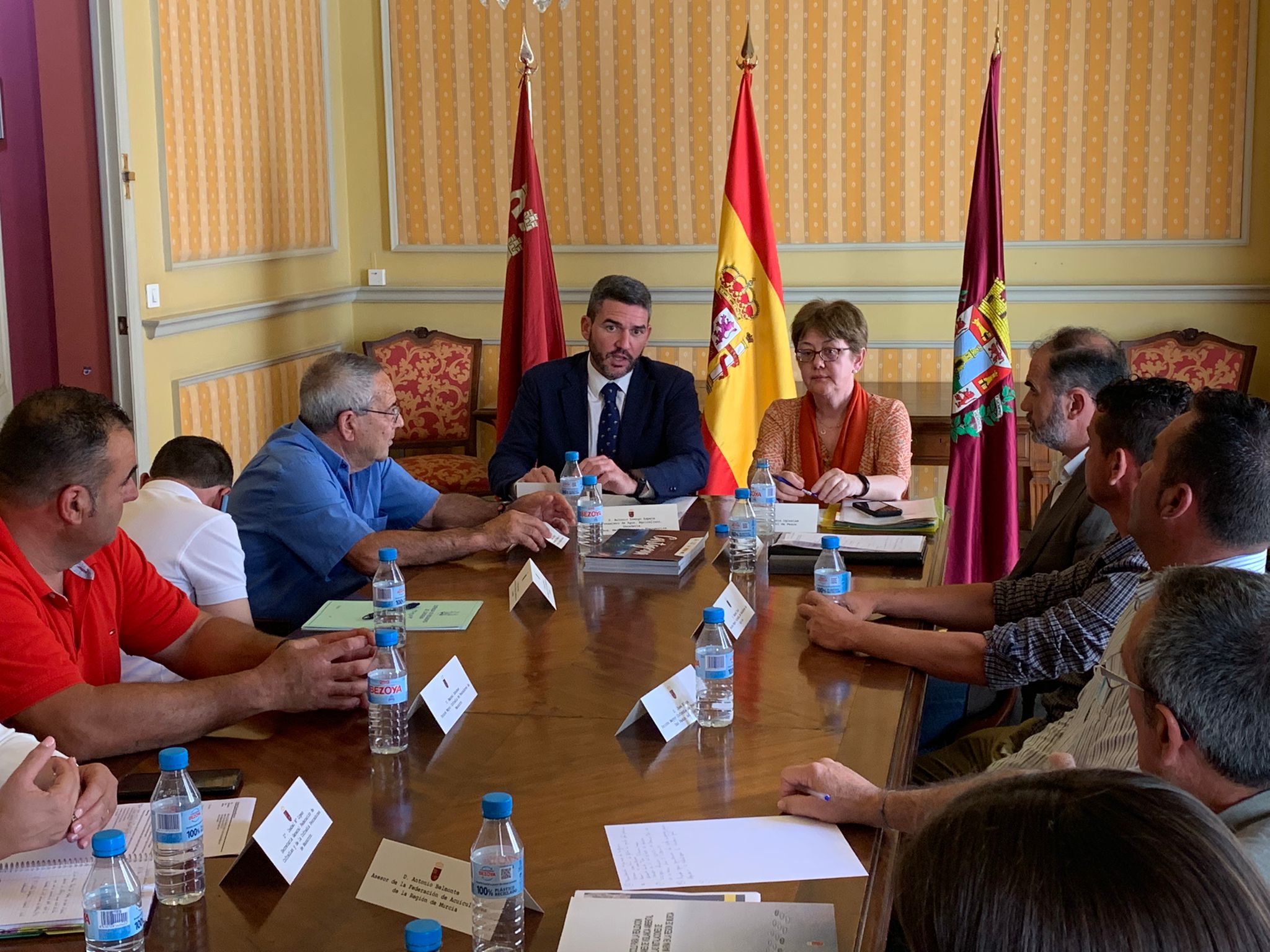 El consejero Antonio Luengo y la secretario de Estado de Pesca, Alicia Villauriz, presidieron la reunión celebrada con pescadores y acuicultores