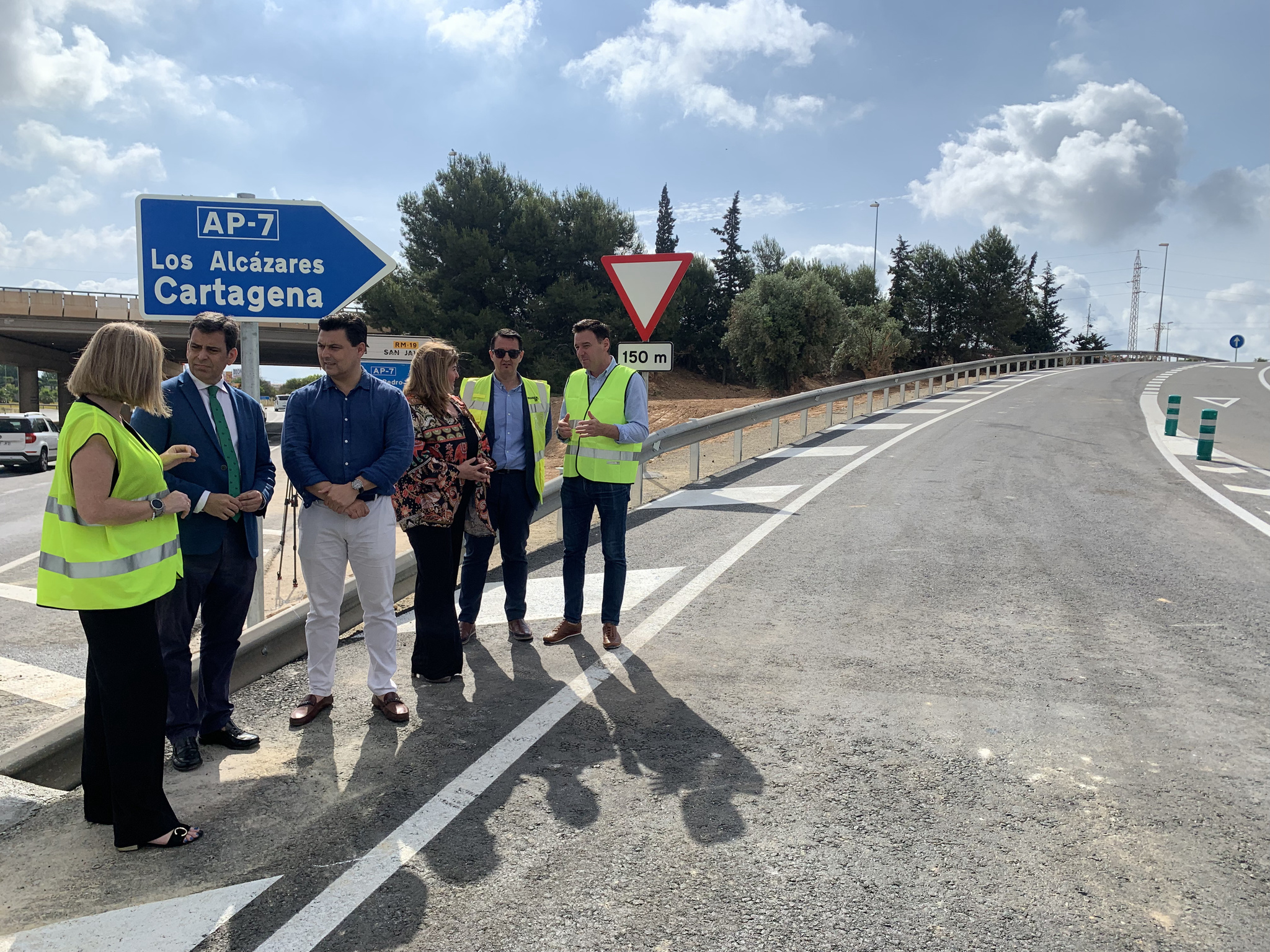 El consejero de Fomento e Infraestructuras, José Ramón Díez de Revenga, y el alcalde de San Javier, José Miguel Luengo, en la apertura al tráfico del nuevo enlace de la autovía A-7, dirección Cartagena, desde la nueva rotonda de Pozo Aledo