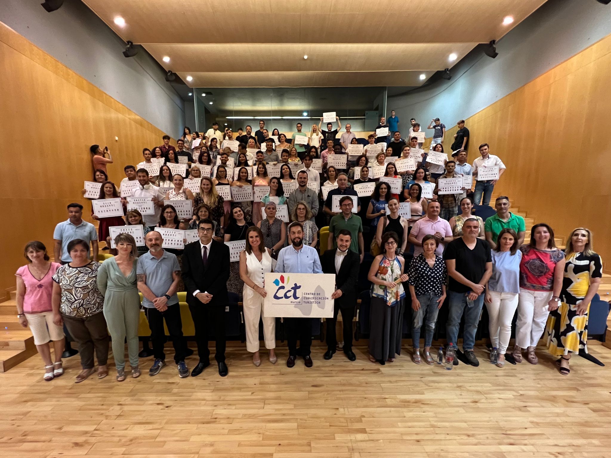 El director del Instituto de Turismo de la Región de Murcia, Itrem, Juan Francisco Martínez, junto a responsables del Centro de Cualificación Turística">CCT